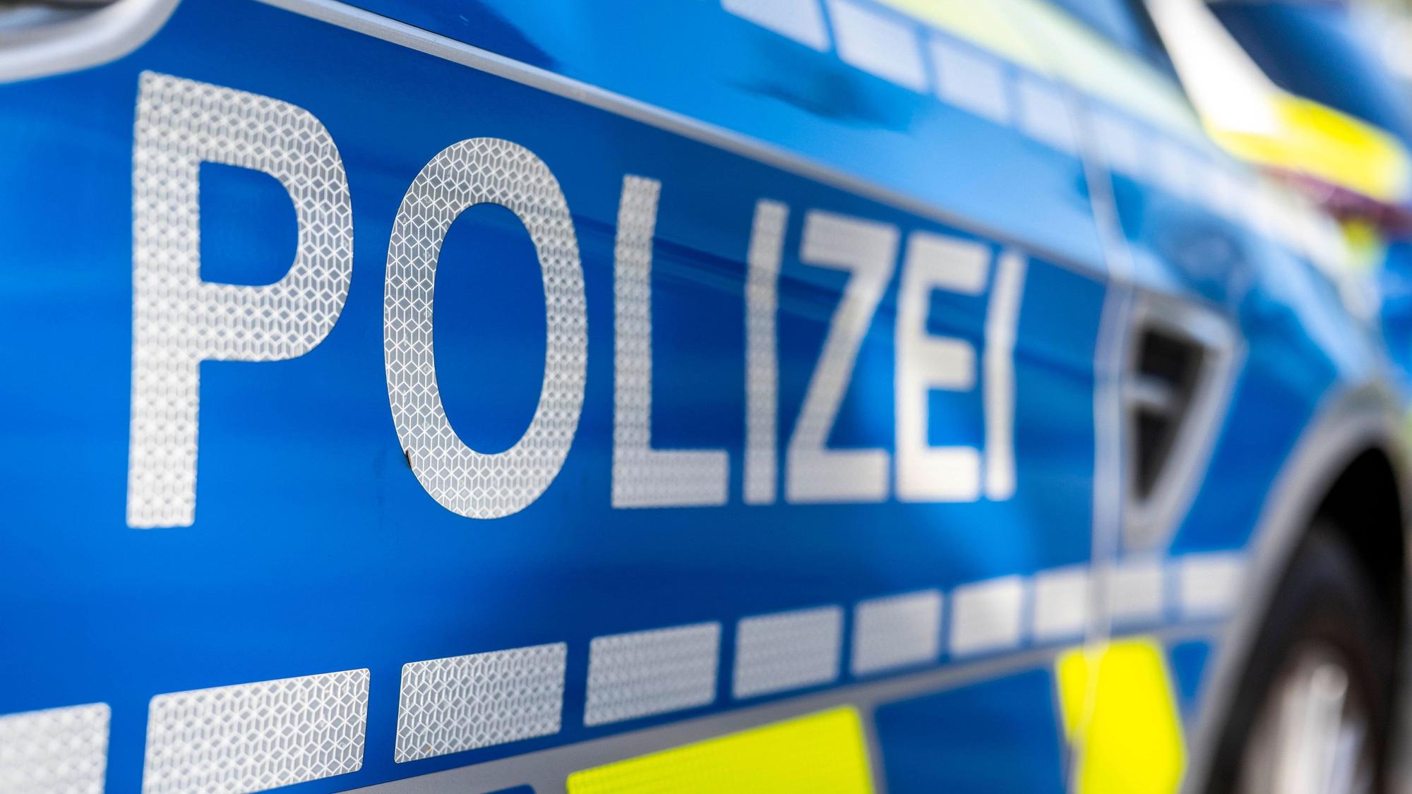 An der Tür von einem Streifenwagen steht der Schriftzug «Polizei»