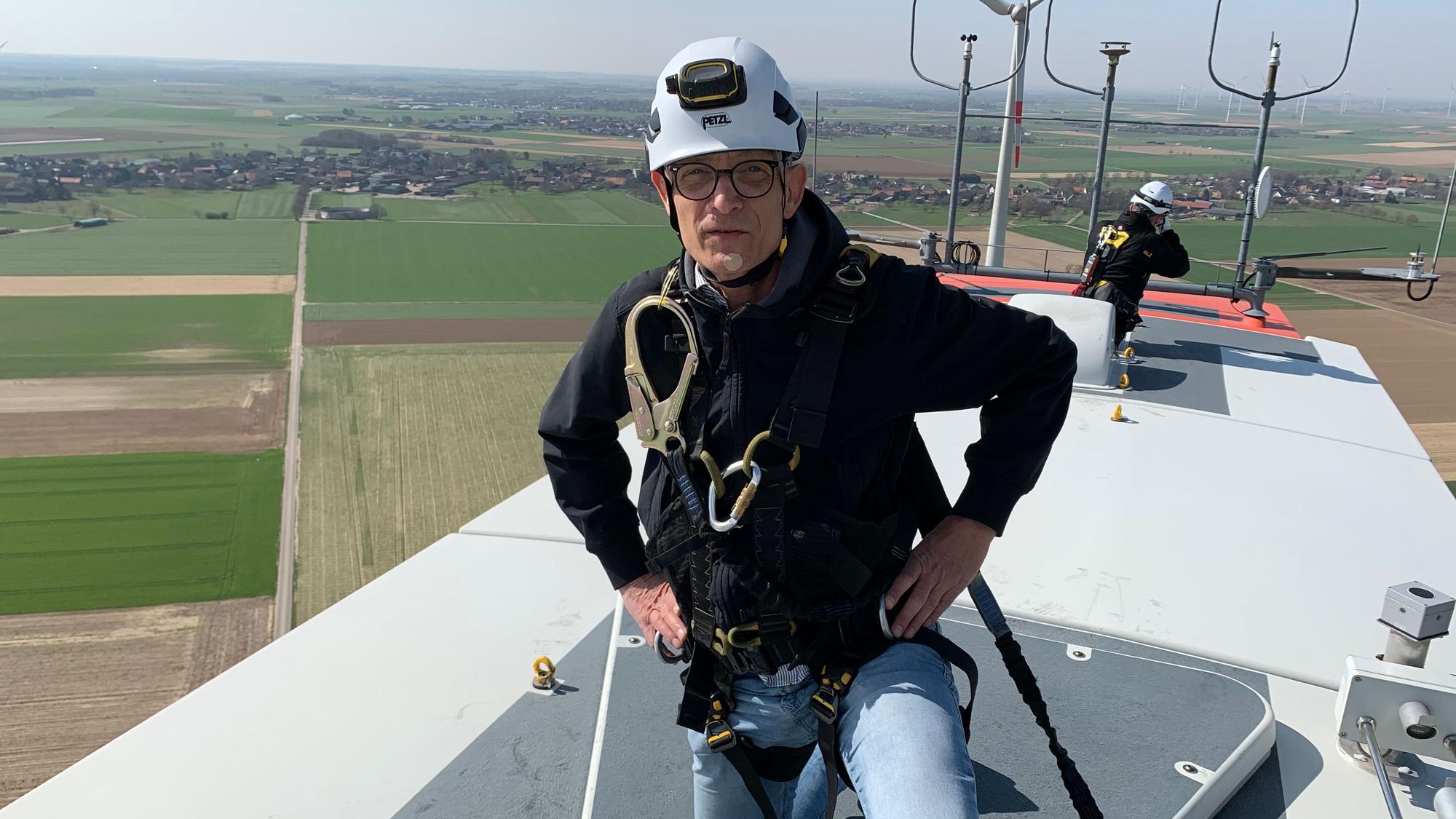 Peter Berger bei einer Recherche auf einem Windrad