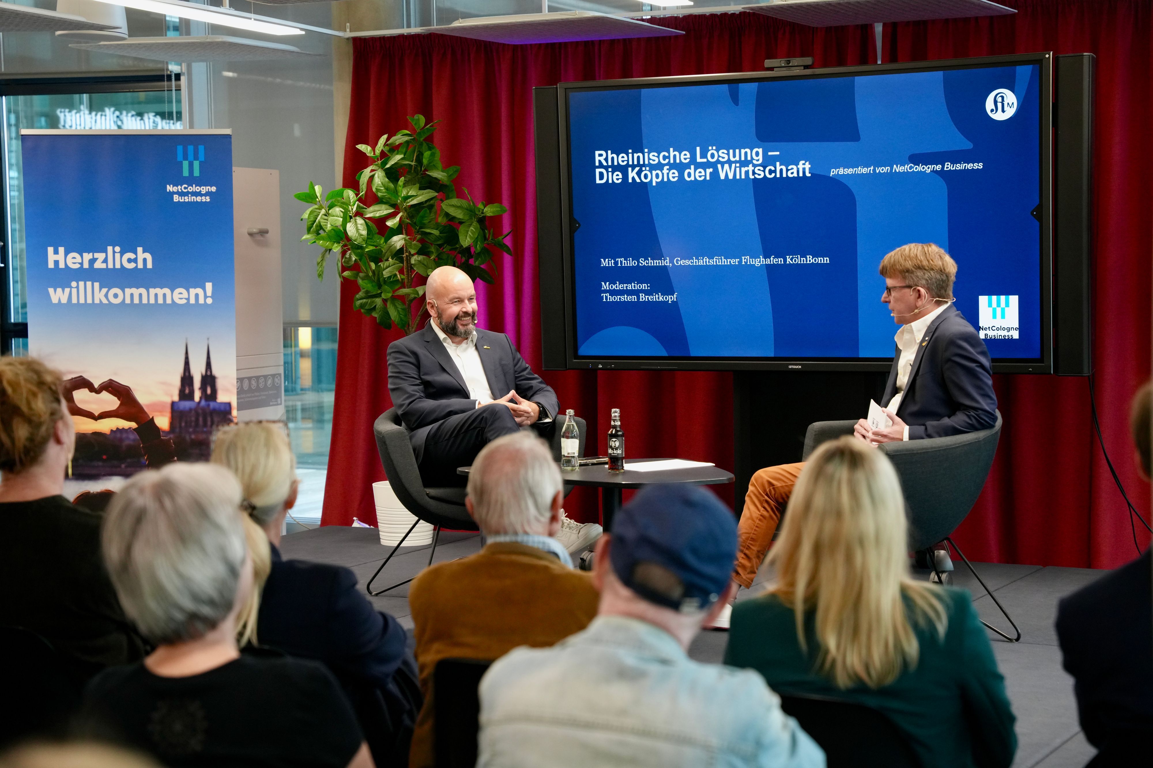 Flughafen-Chef Thilo Schmid (l.) im Gespräch mit Chefreporter Thorsten Breitkopf beim Format „Rheinische Lösung“ mit Netcologne