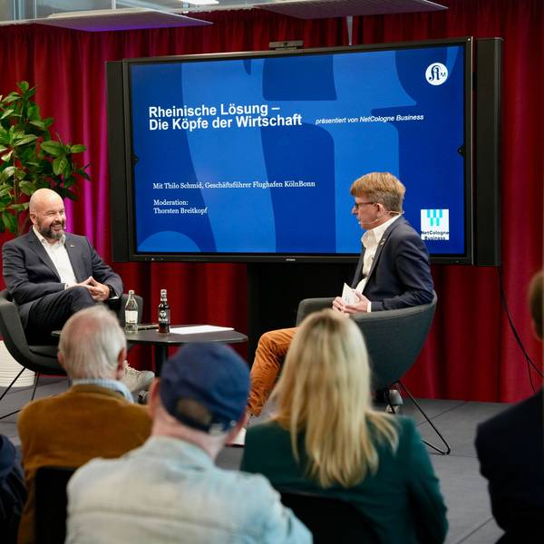 Flughafen-Chef Thilo Schmid (l.) im Gespräch mit Chefreporter Thorsten Breitkopf beim Format „Rheinische Lösung“ mit Netcologne