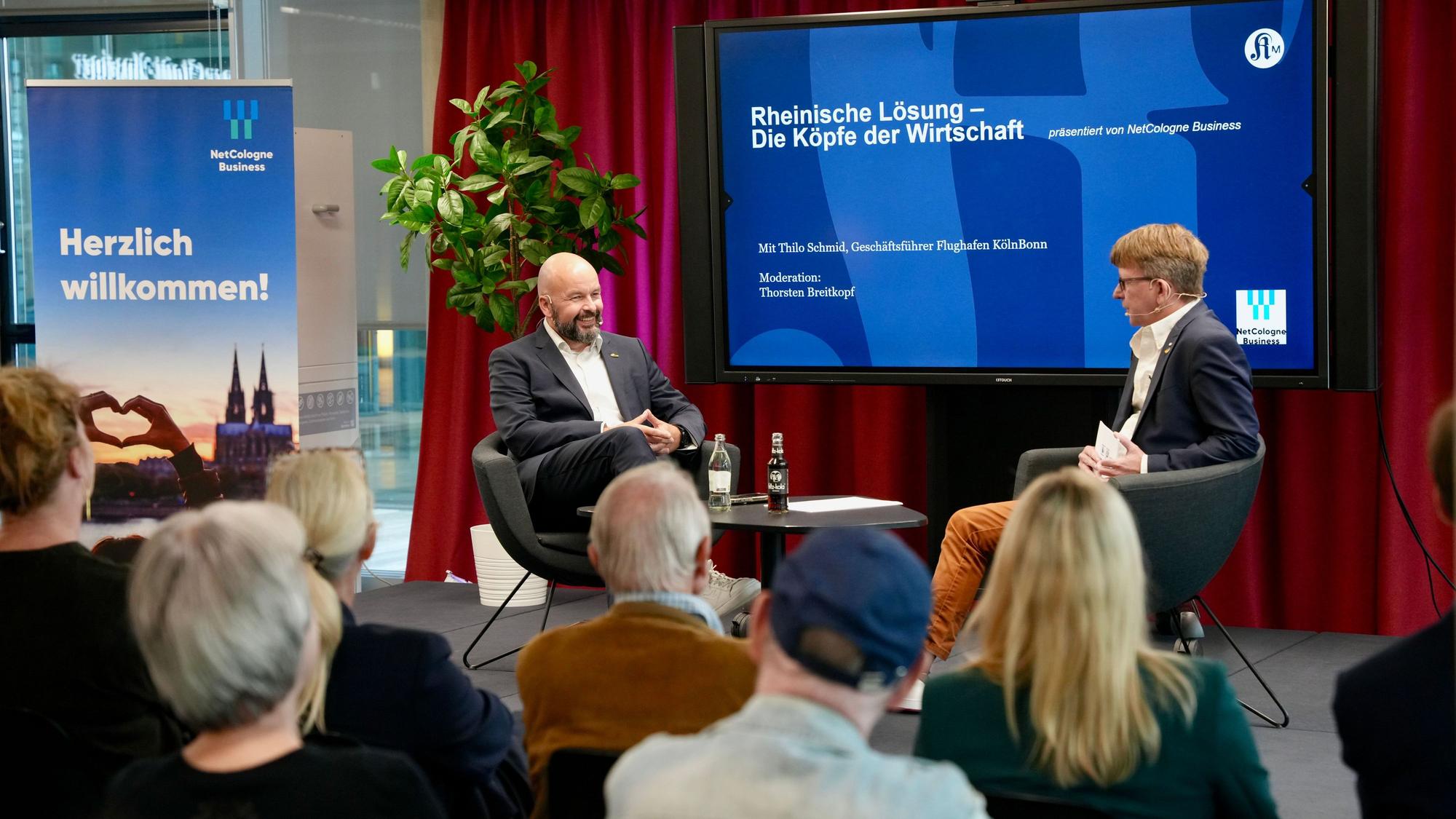 Flughafen-Chef Thilo Schmid (l.) im Gespräch mit Chefreporter Thorsten Breitkopf beim Format „Rheinische Lösung“ mit Netcologne