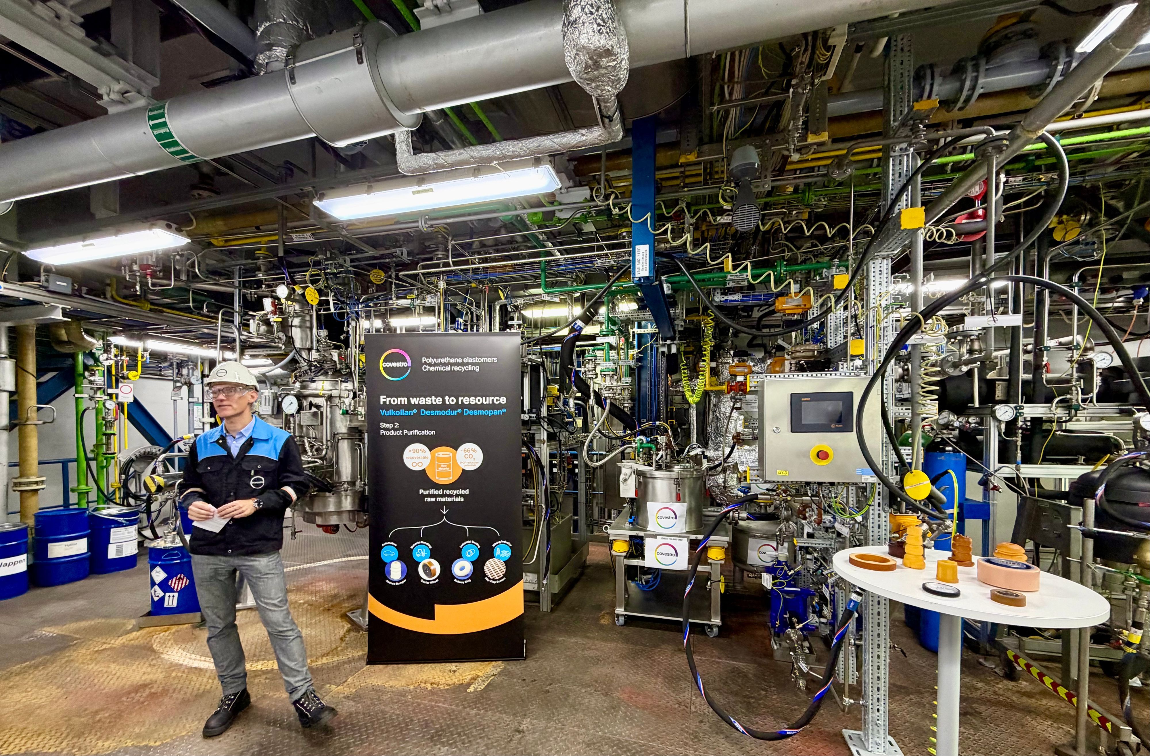 Ein Covestro-Mitarbeiter in der Pilot-Recyclinganlage von Covestro