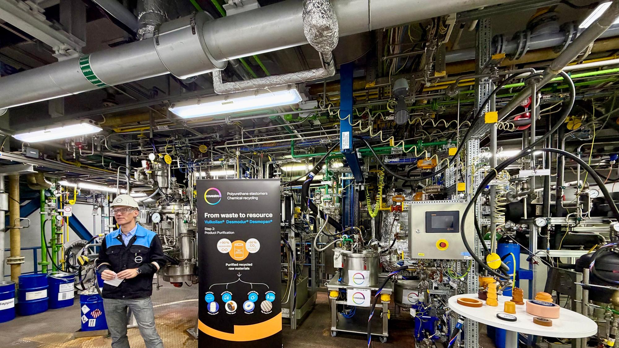 Ein Covestro-Mitarbeiter in der Pilot-Recyclinganlage von Covestro