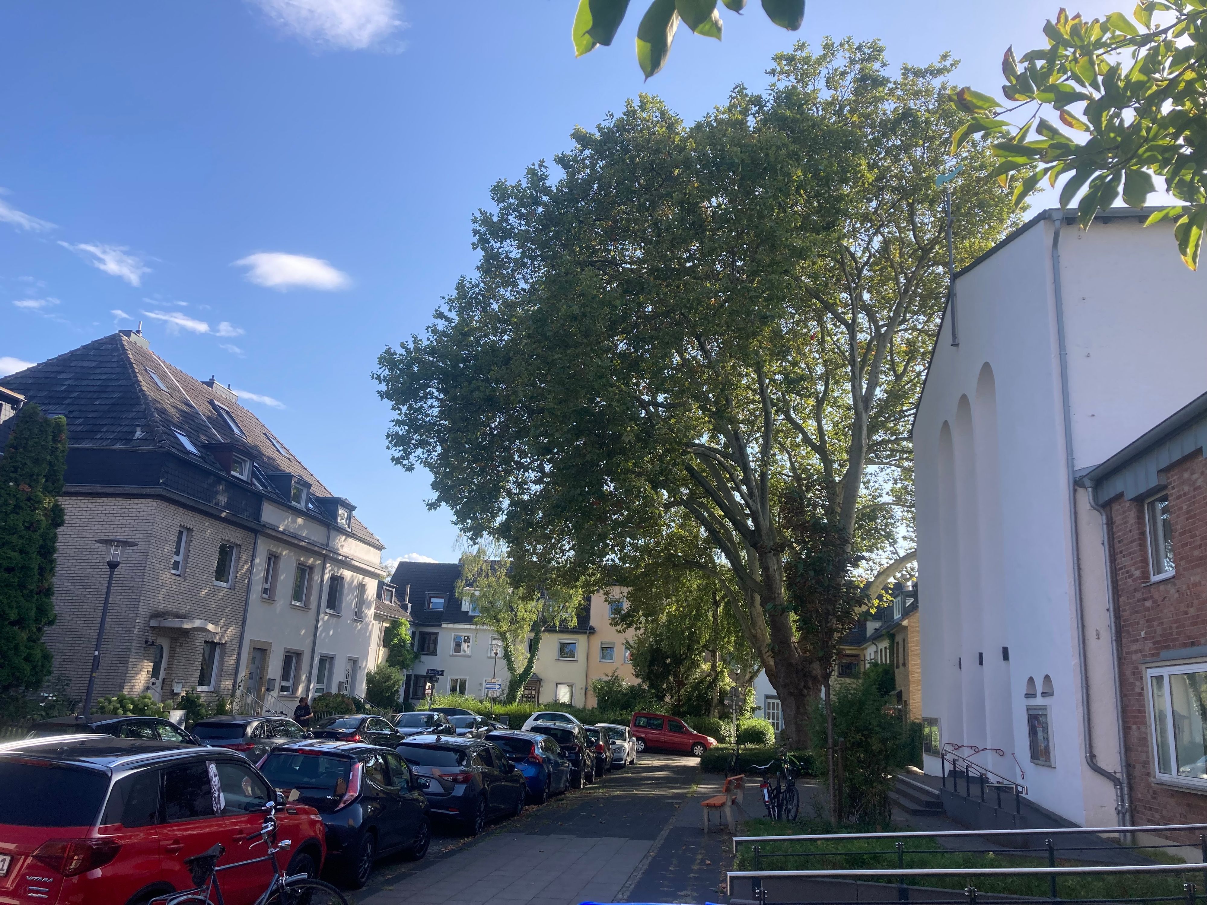 Die wenigen Wohnhäuser stehen der Kirche gegenüber, schließlich ist die Hürther Straße in Köln-Zollstock nur rund 90 Meter lang.