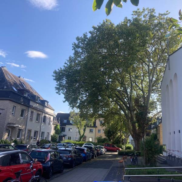 Die wenigen Wohnhäuser stehen der Kirche gegenüber, schließlich ist die Hürther Straße in Köln-Zollstock nur rund 90 Meter lang.