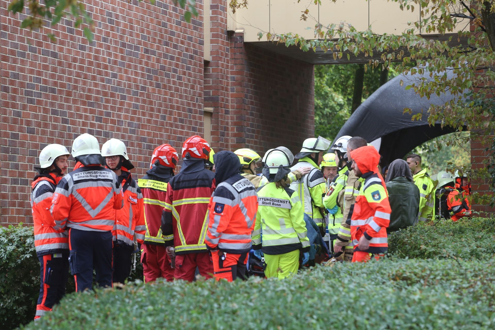 80 Feuerwehrleute waren im Einsatz. Einige Bewohnerinnen und Bewohner mussten mit Leitern aus dem Haus geholt werden.