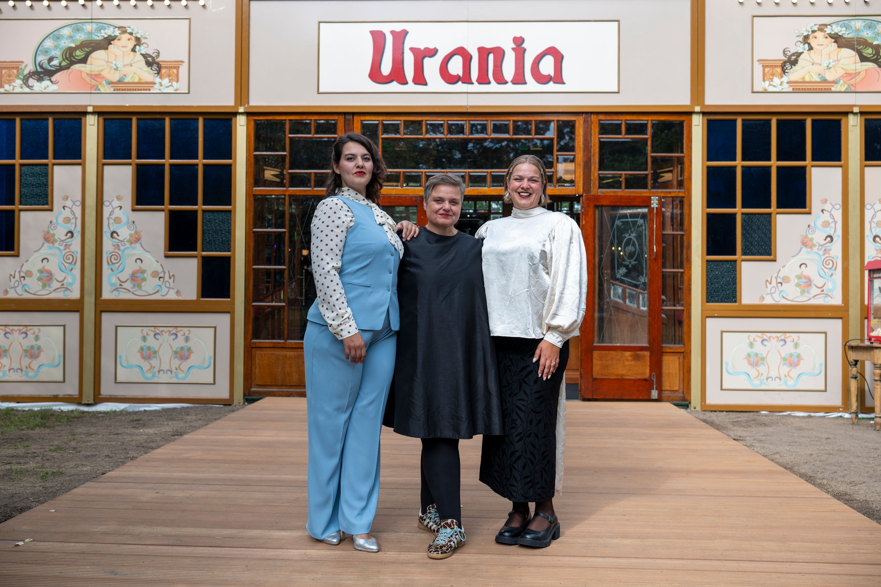 Direkt vor dem Kölner Zoo haben Theaterdirektorin Bettina Montazem und ihre Töchter Lea Montazem und Rosa Dahm den neuen Standort ihres Theaters eröffnet.