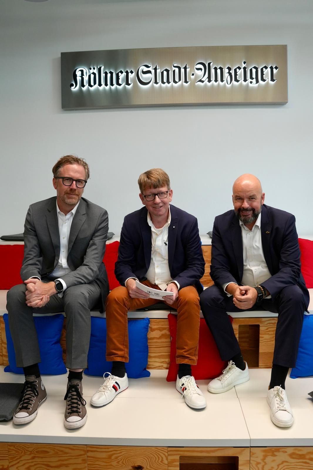 Netcologne Talk mit Netcologne-Geschäftsführer Claus van der Velden (l.l.), Chefreporter Thorsten Breitkopf und Flughafenchef Thilo Schmid