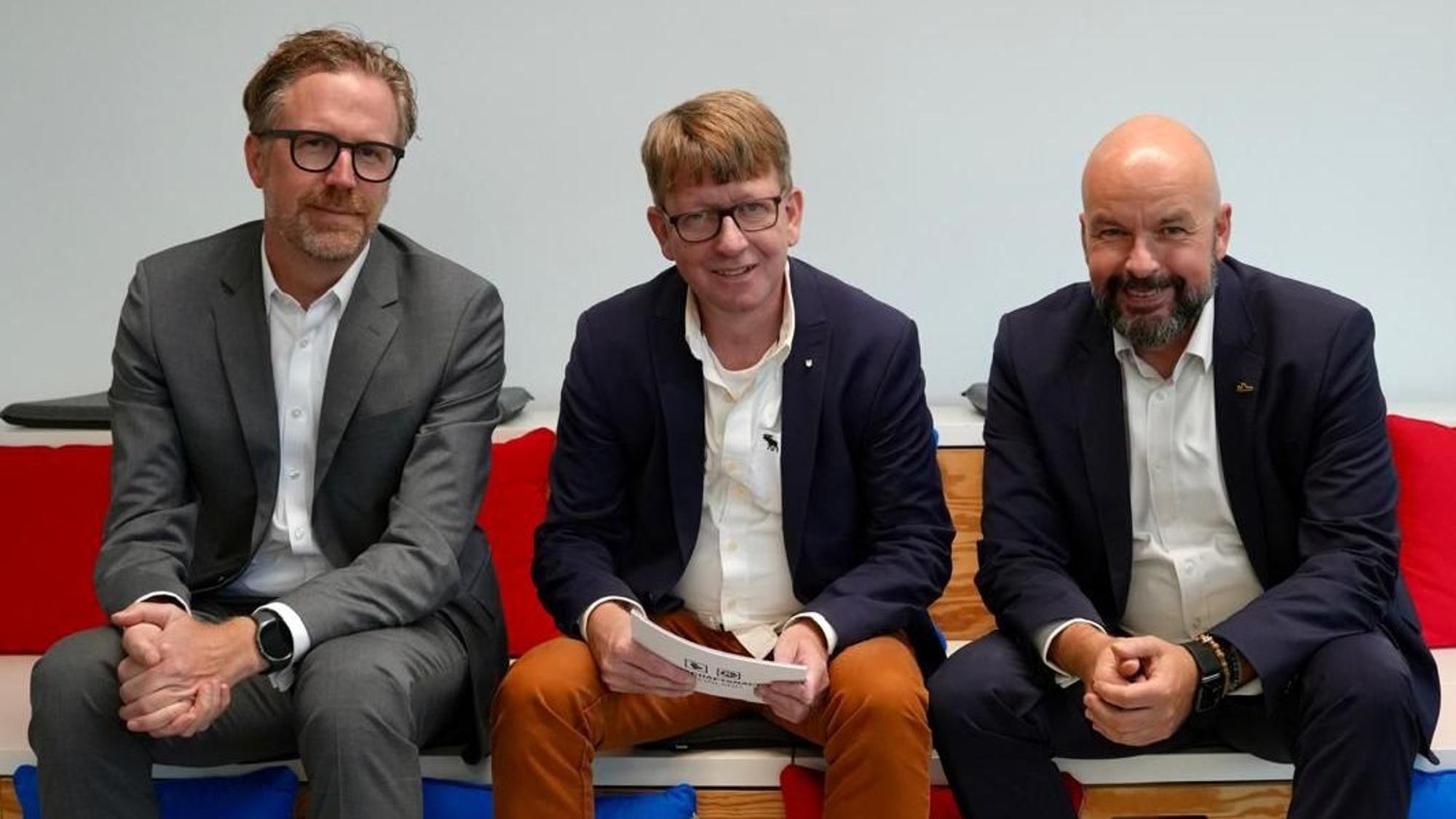 Netcologne Talk mit Netcologne-Geschäftsführer Claus van der Velden (l.l.), Chefreporter Thorsten Breitkopf und Flughafenchef Thilo Schmid