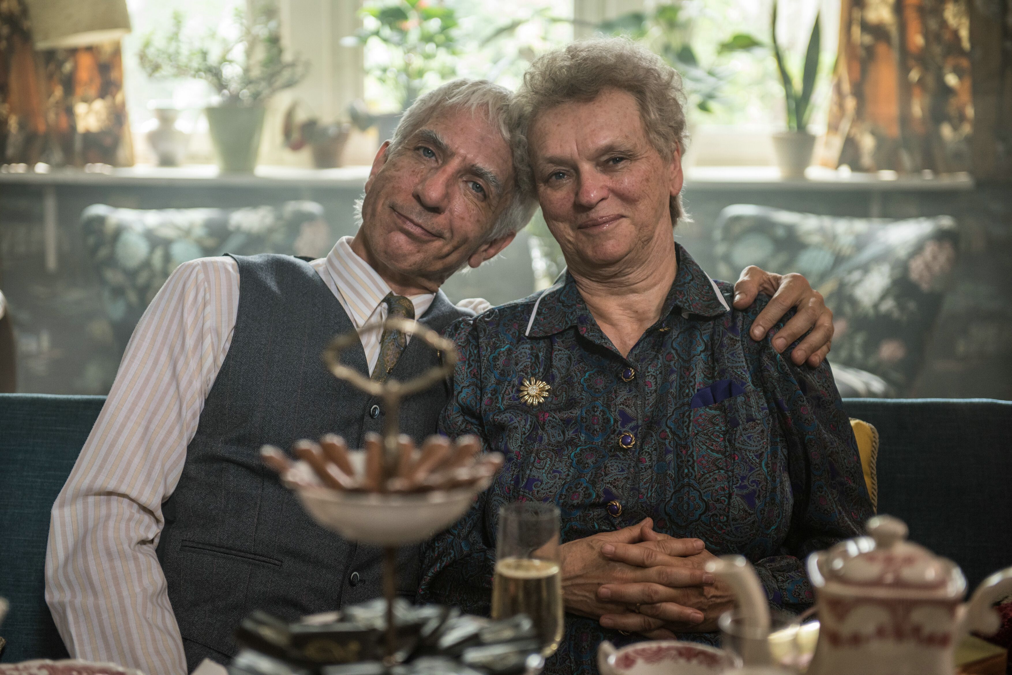 Ralf Richter (l) als Onkel Josef und Elke Heidenreich als Tante Henni in einer Szene aus "Radio Heimat"
