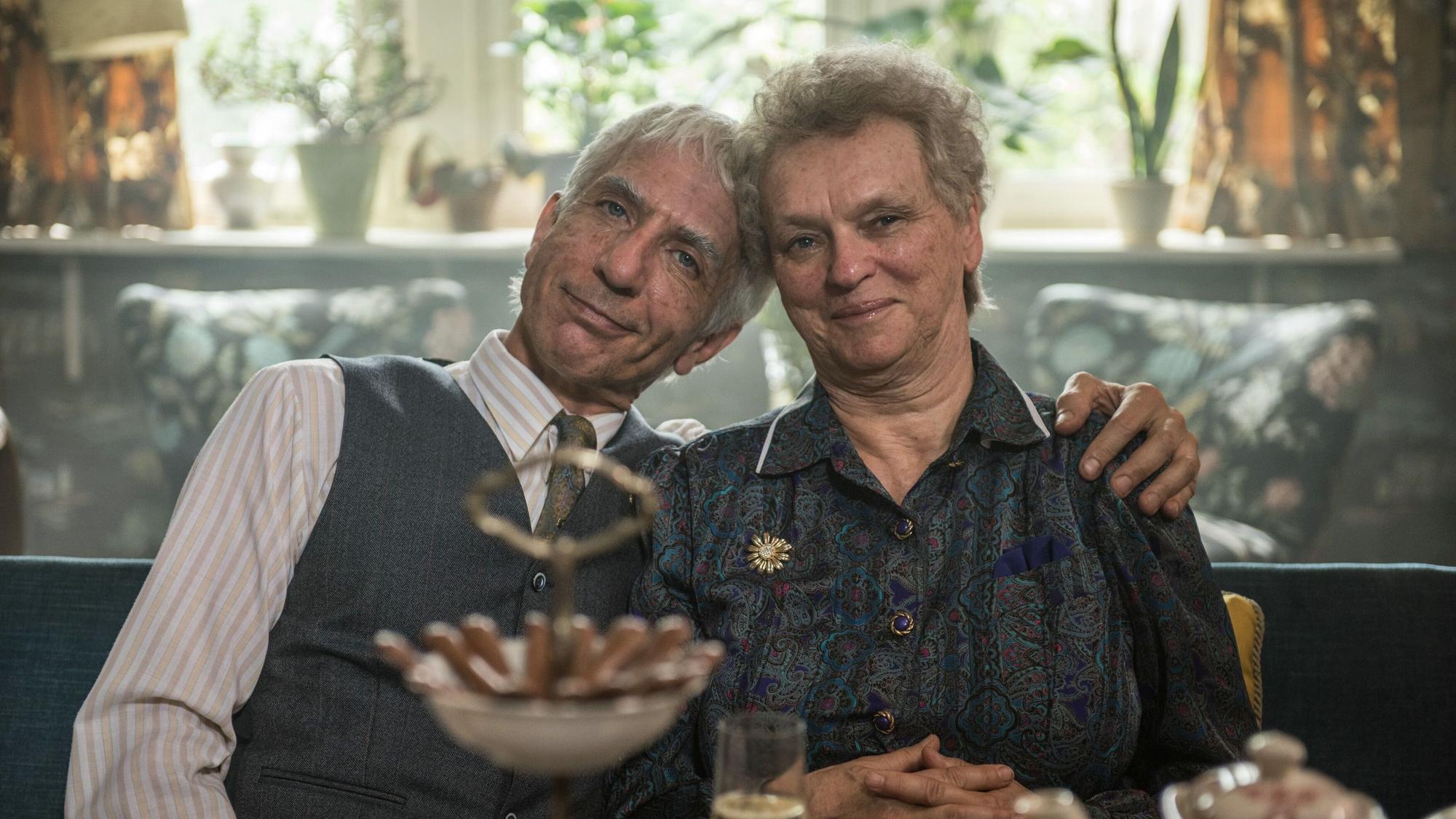 Ralf Richter (l) als Onkel Josef und Elke Heidenreich als Tante Henni in einer Szene aus "Radio Heimat"