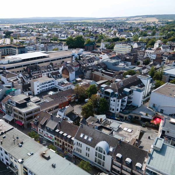 Das Bild zeigt die Euskirchener Innenstadt aus der Luft. Zu sehen ist unter anderem das Veybach-Center.
