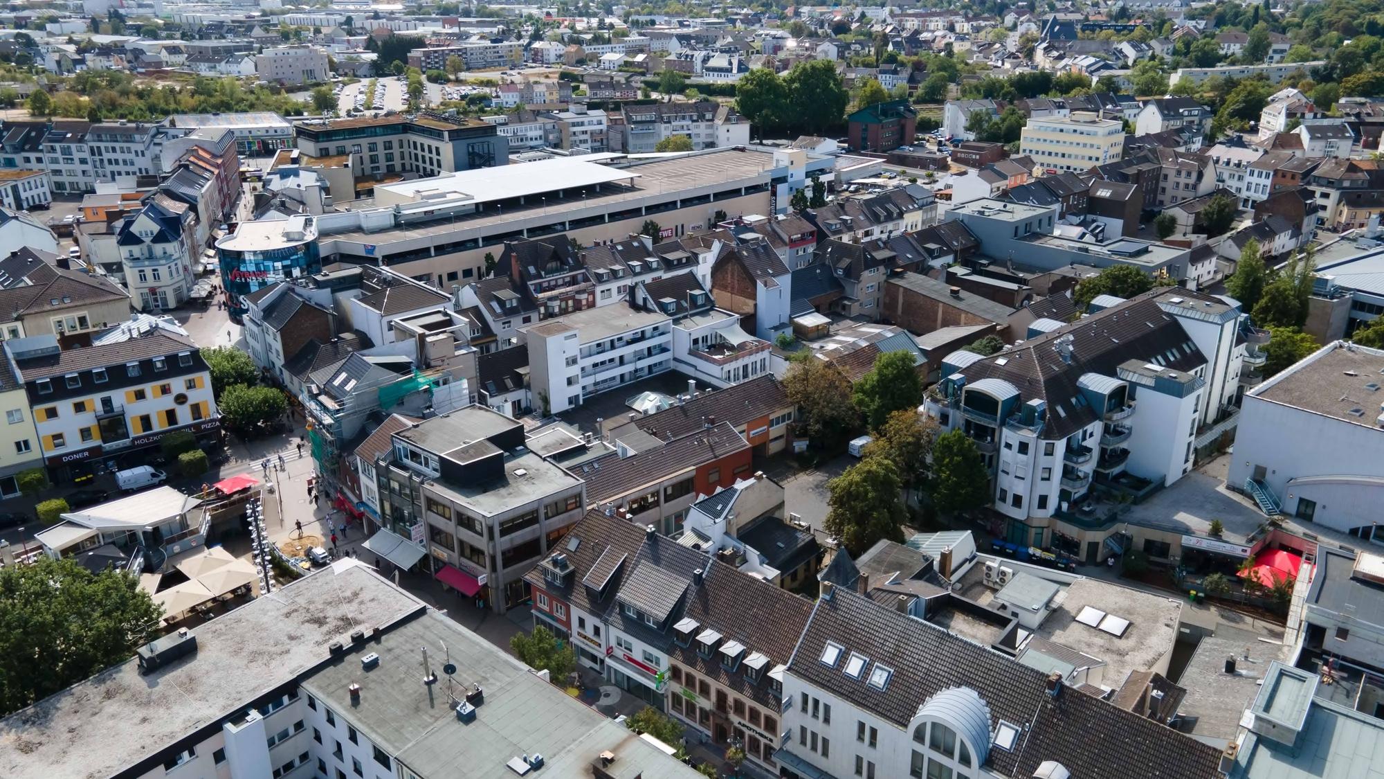 Das Bild zeigt die Euskirchener Innenstadt aus der Luft. Zu sehen ist unter anderem das Veybach-Center.