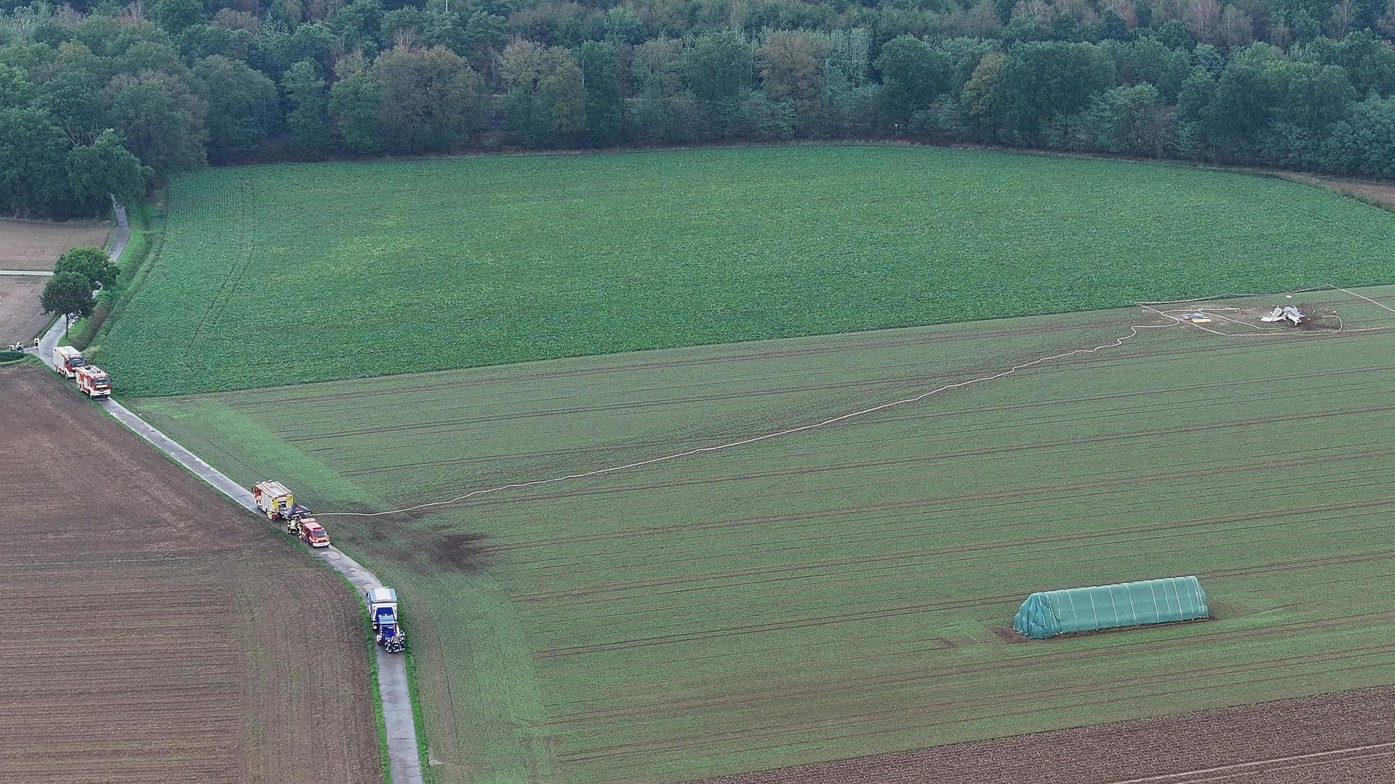 Die Absturzstelle eines Kleinflugzeugs ist auf einem Feld in Erkelenz-Gerderath zu sehen (Luftaufnahme mit einer Drohne).