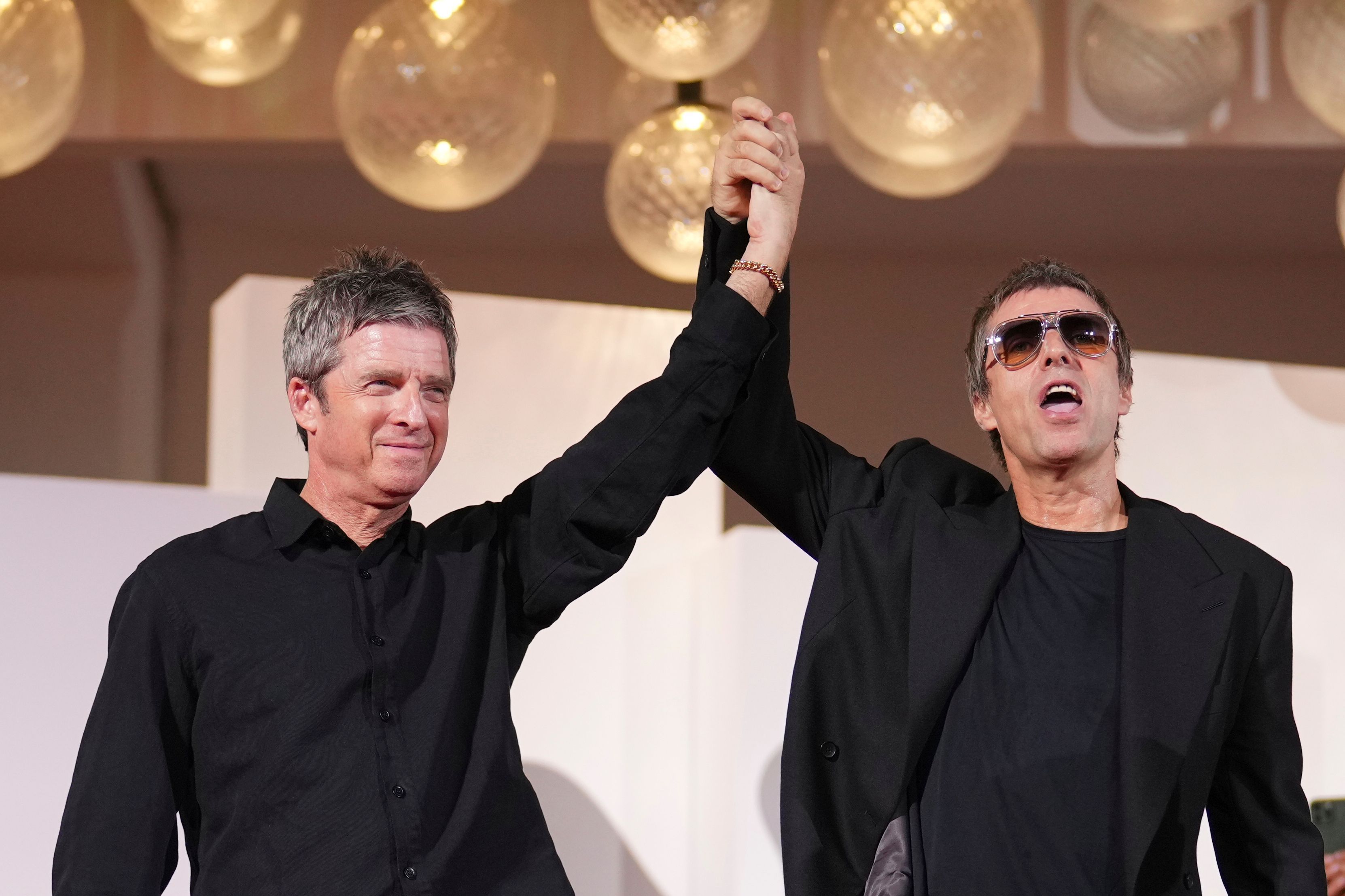 Noel Gallagher (l.) und Liam Gallagher kommen mit ihrer Band Oasis nach Deutschland. (Archivbild)