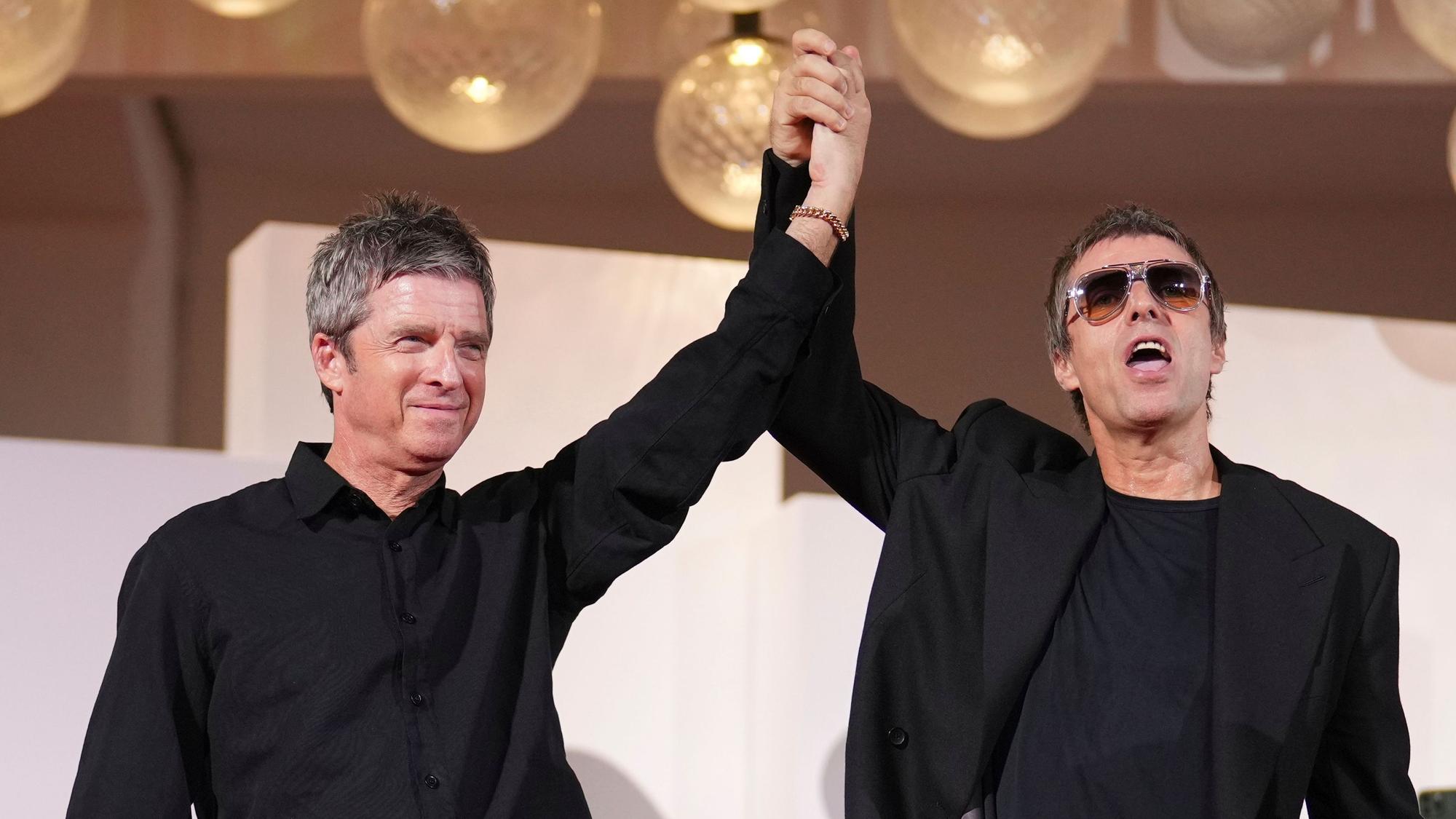 Noel Gallagher (l.) und Liam Gallagher kommen mit ihrer Band Oasis nach Deutschland. (Archivbild)