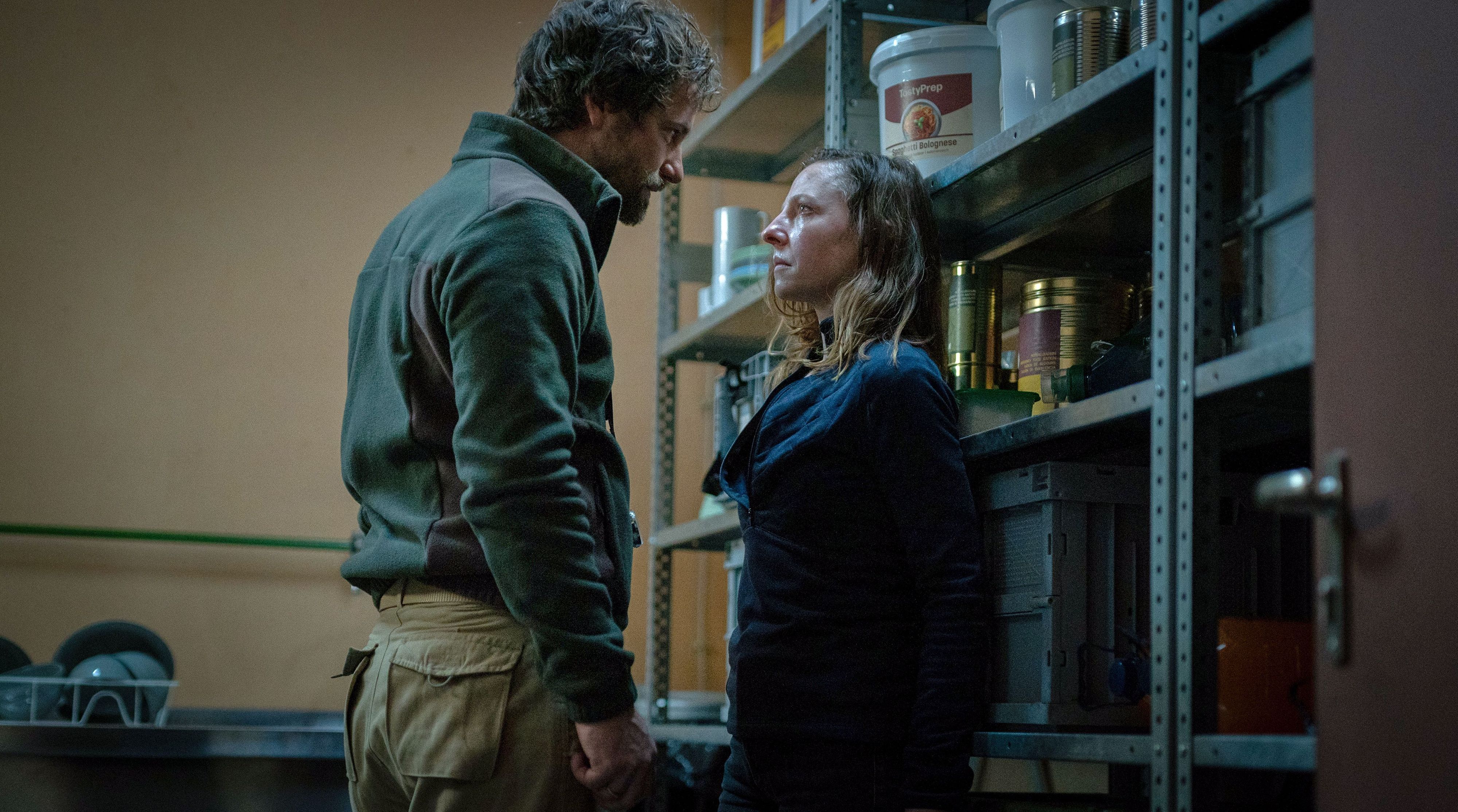 Elara Schmidtke (r., Katharina Schüttler) hat den Survivaltrainer Moritz Zechmann (Florian Stetter) herausgefordert.