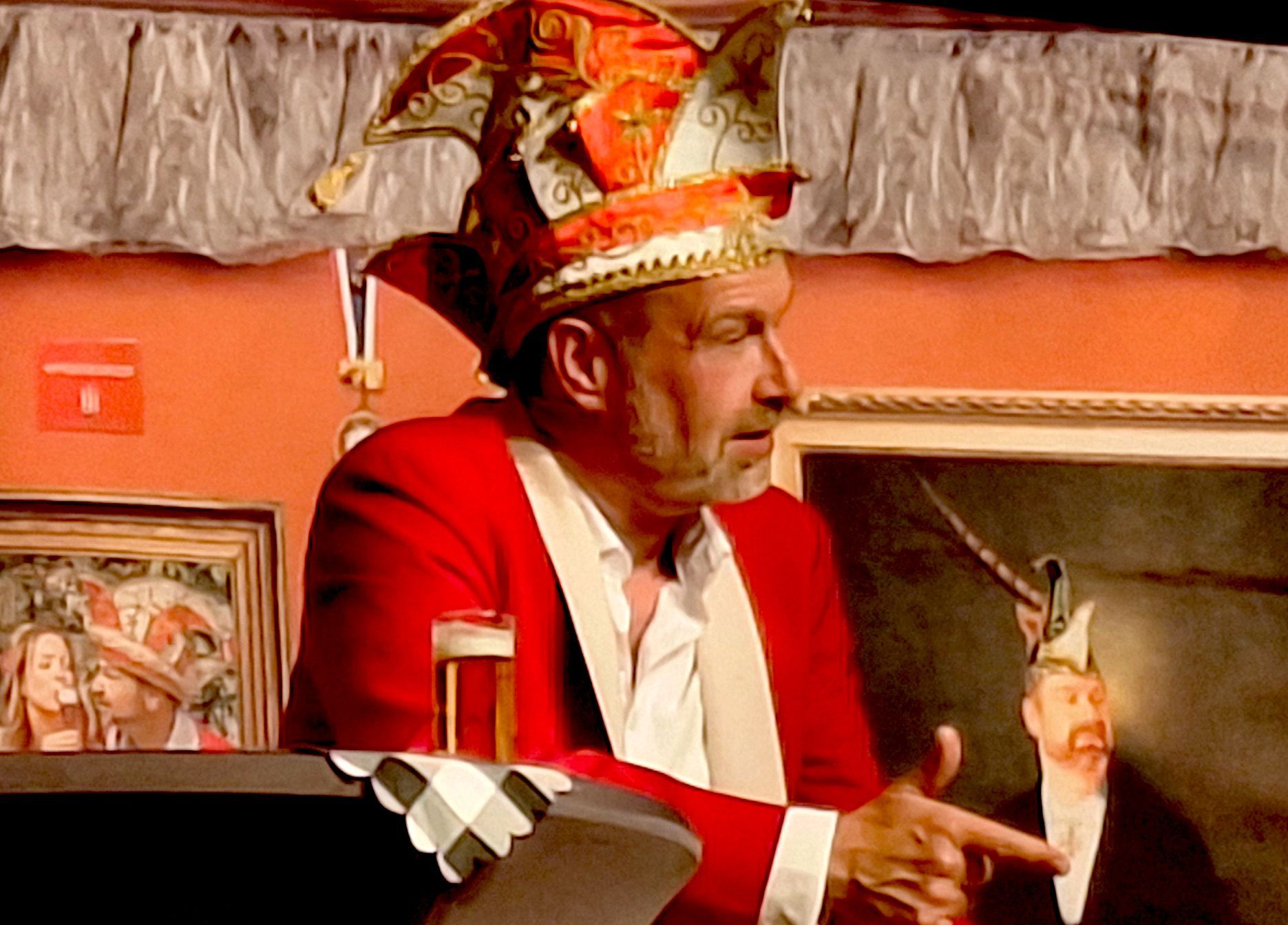 Volker Weininger sitzt im Ornat vor einem Bild, das ihn im Stil Rembrandts gemalt zeigt.