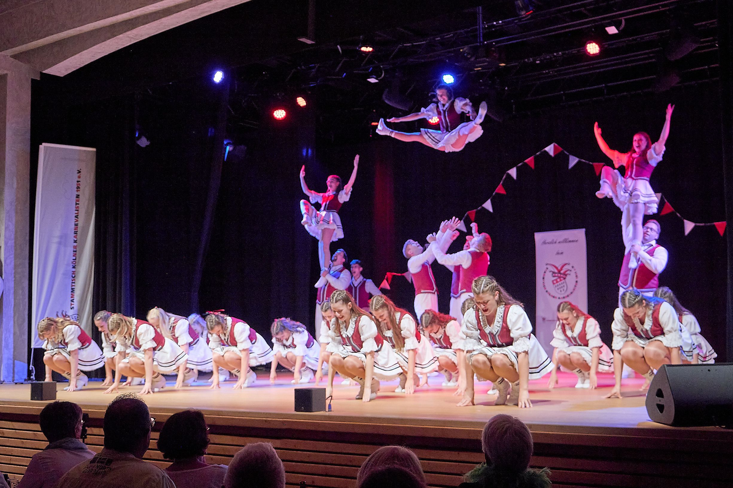 Das Tanzcorps der Großen Allgemeinen aus Köln tanzt auf der Bühne des Kursaals in Gemünd.