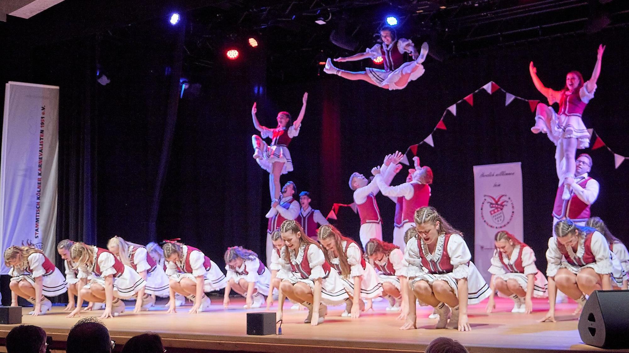 Das Tanzcorps der Großen Allgemeinen aus Köln tanzt auf der Bühne des Kursaals in Gemünd.