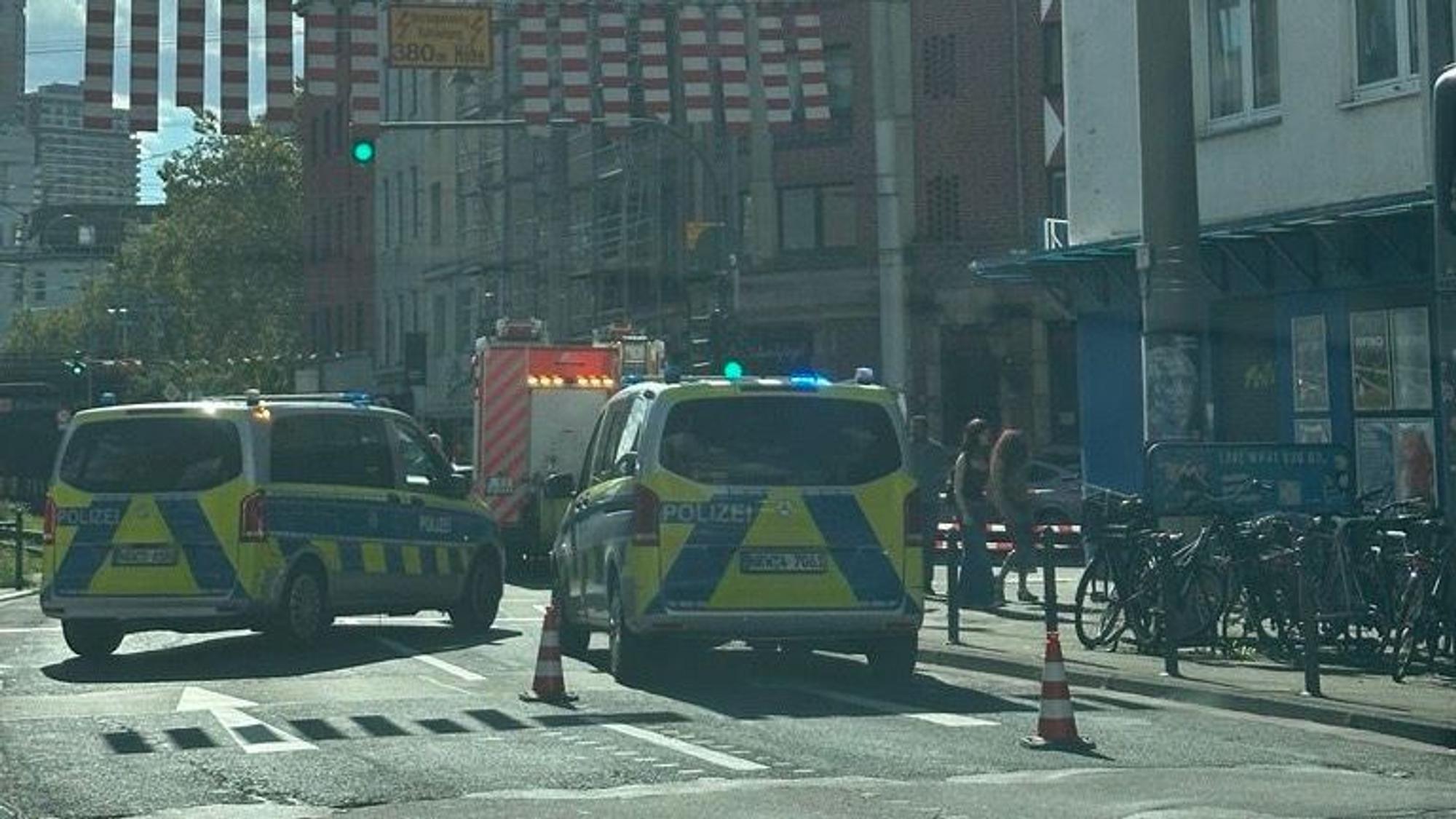 Der Unfall zwischen Auto und Fußgängerin ereignete sich auf der Hochstadenstraße in Richtung Luxemburger Straße. Die Luxemburger Straße stadtauswärts war zeitweise voll gesperrt.