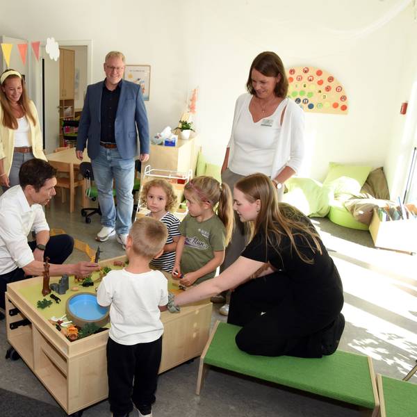 Gummersbachs Bürgermeister Raoul Halding-Hoppenheit (Mitte) kam nicht nur zum Spielen vorbei. Aus seiner Verwaltung stammt die Idee, die Kita „Kinder-Welten“ auf dem Bernberg einfach aufzustocken.
