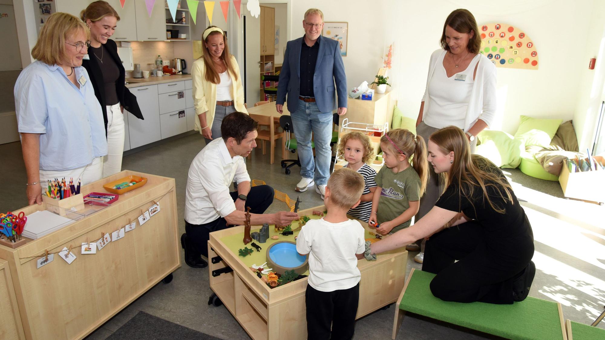 Gummersbachs Bürgermeister Raoul Halding-Hoppenheit (Mitte) kam nicht nur zum Spielen vorbei. Aus seiner Verwaltung stammt die Idee, die Kita „Kinder-Welten“ auf dem Bernberg einfach aufzustocken.