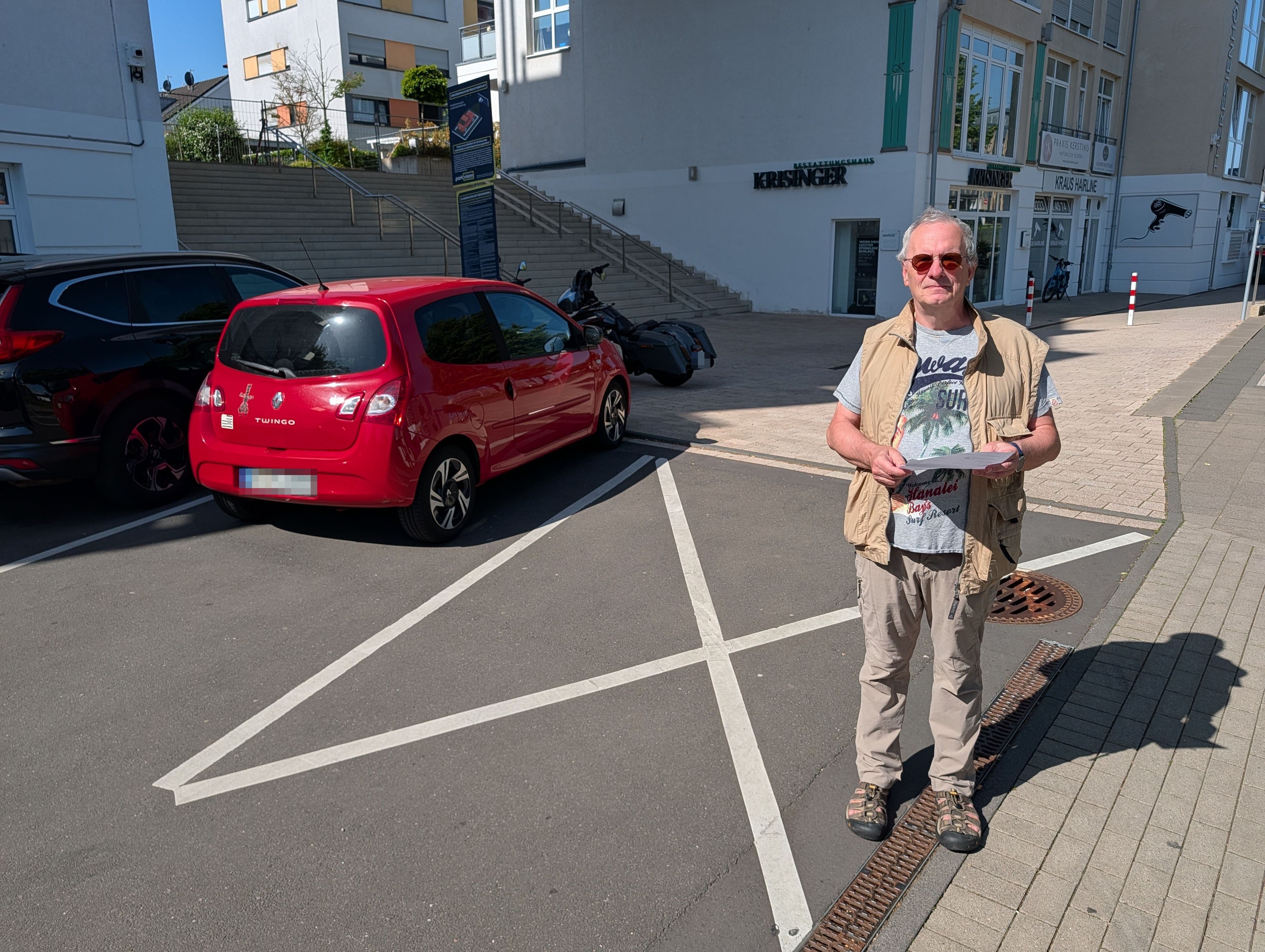 Auf diesen Parkplatz vor einem Ärztehaus in Hüth bei Köln setzte Winfried Böhner beim Wenden zurück - weshalb er 62,50 Euro zahlen sollte.