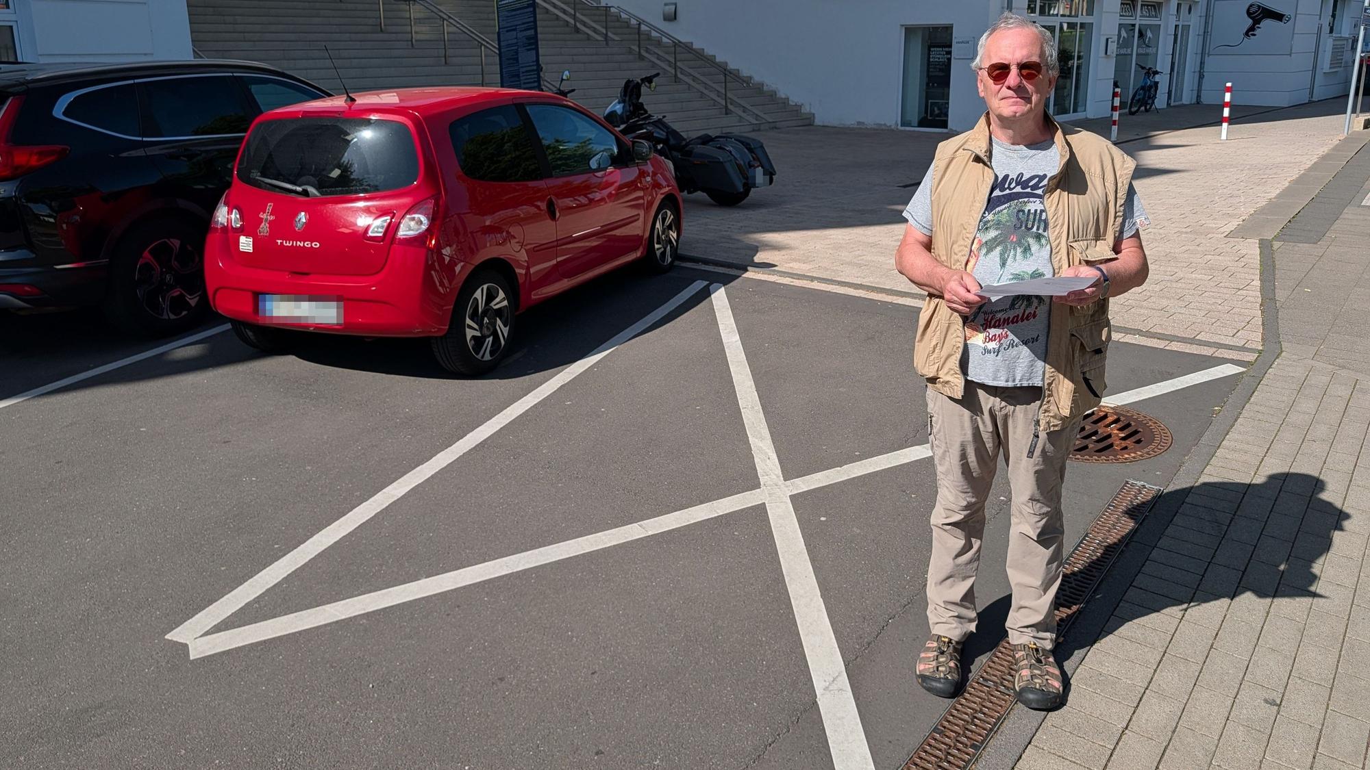 Auf diesen Parkplatz vor einem Ärztehaus in Hüth bei Köln setzte Winfried Böhner beim Wenden zurück - weshalb er 62,50 Euro zahlen sollte.