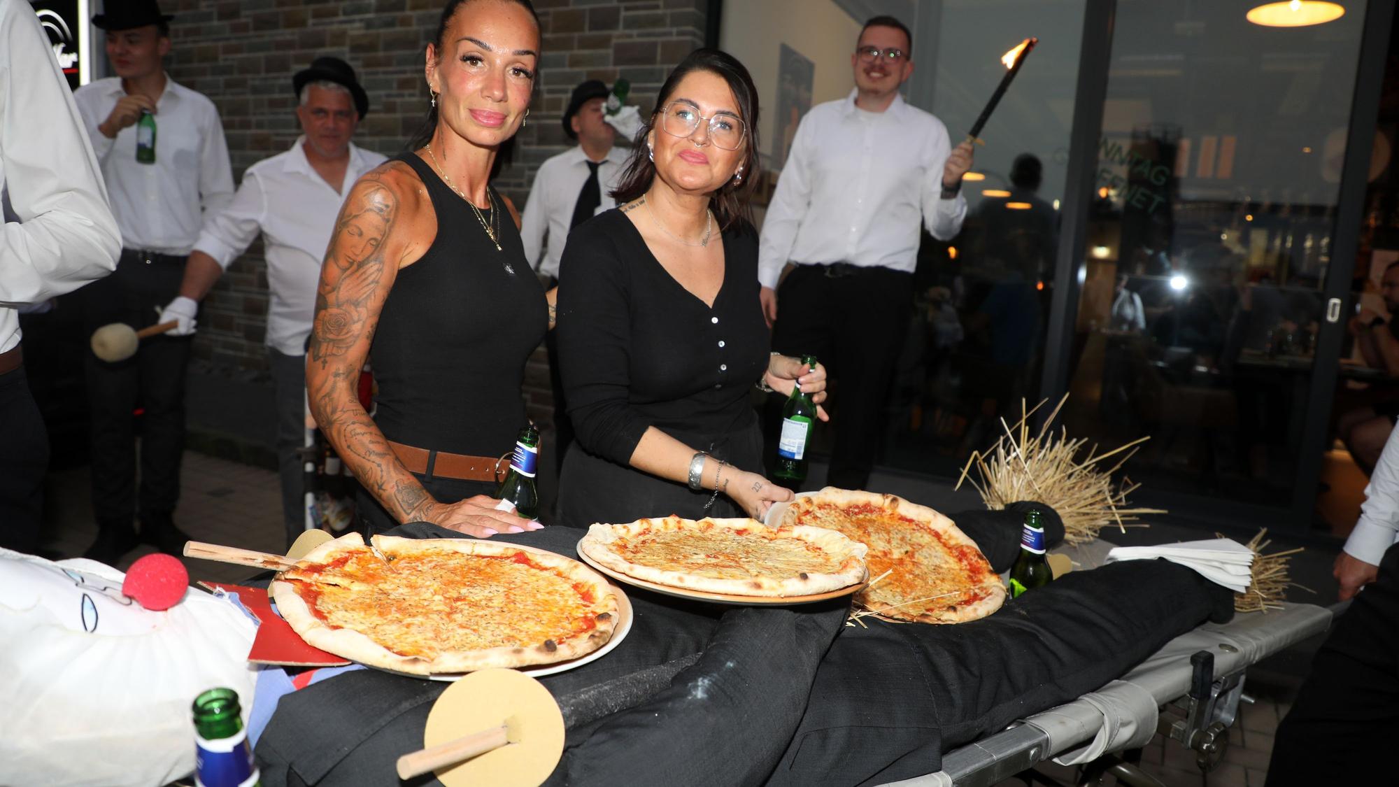 Christina Marino und Alexandra Koloziexczyk am TrisMar Da Nino servieren Pizzastücke – auf dem Nubbel.