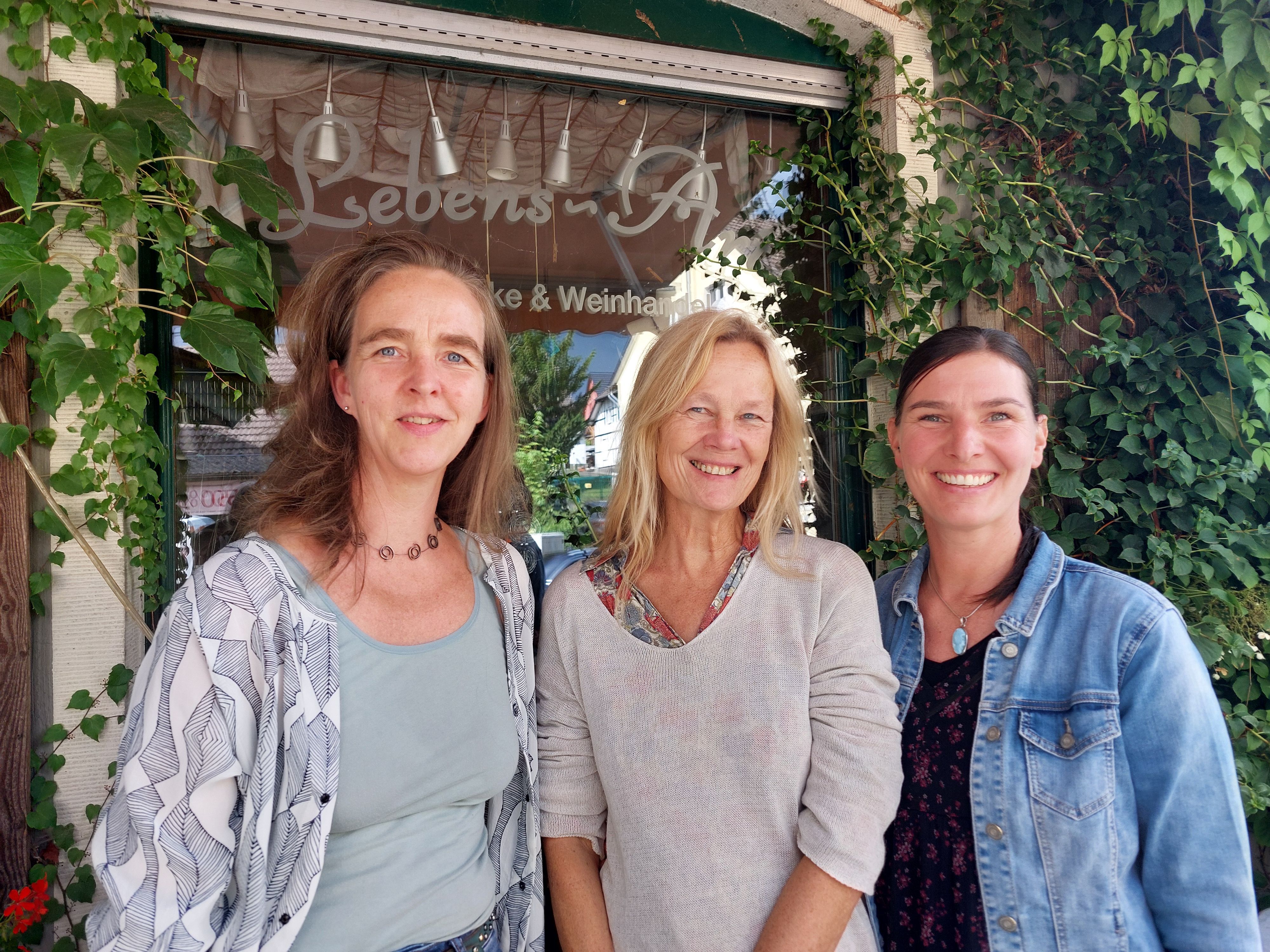 Am Sonntag, den 27. September ab 14 Uhr, verabschieden sich Martina Semmler (Mitte) und Corinna Latz (re.) mit Kuchen und Sekt. Danach wird die neue Eigentümerin Daniela Schulze das Haus zu einem neuen Ort der Begegnung umbauen.