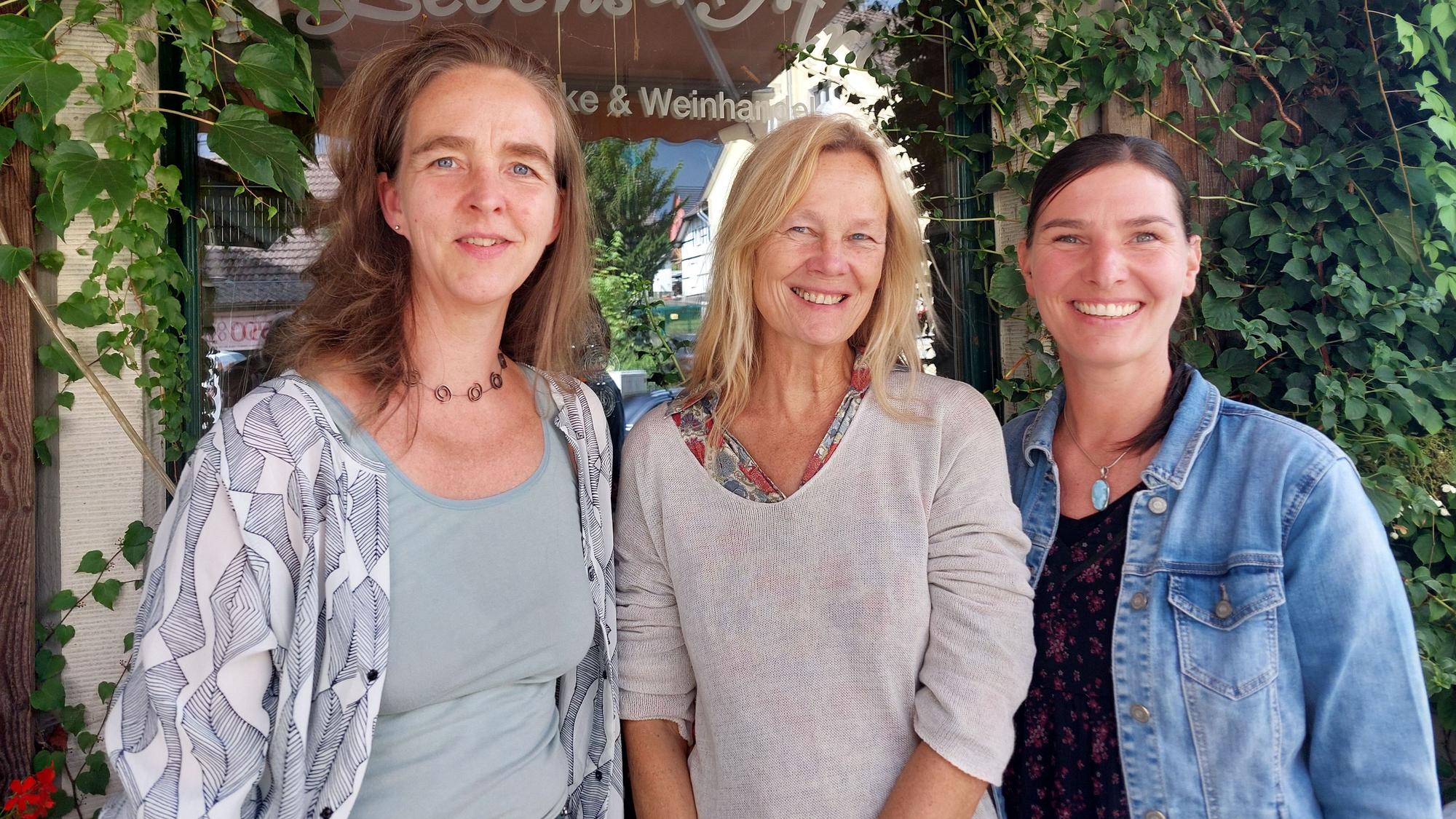 Am Sonntag, den 27. September ab 14 Uhr, verabschieden sich Martina Semmler (Mitte) und Corinna Latz (re.) mit Kuchen und Sekt. Danach wird die neue Eigentümerin Daniela Schulze das Haus zu einem neuen Ort der Begegnung umbauen.