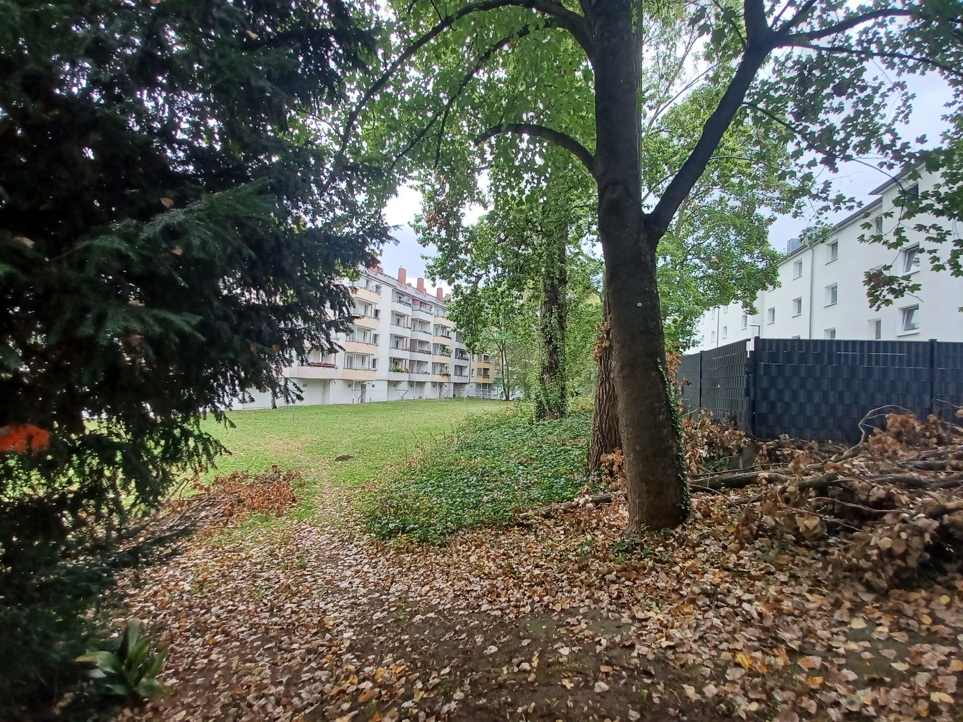 Blick in den Innenhof zwischen Rennbahnstraße 2–24 und Friedrich-Karl-Straße 31–37. Hier sollen neun der 27 Townhäuser entstehen.