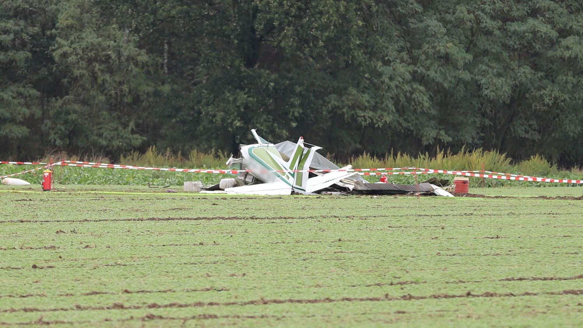 Das abgestürzte Kleinflugzeug liegt auf einem Feld in Erkelenz‑Gerderath. Bei dem Absturz sind drei Menschen ums Leben gekommen.