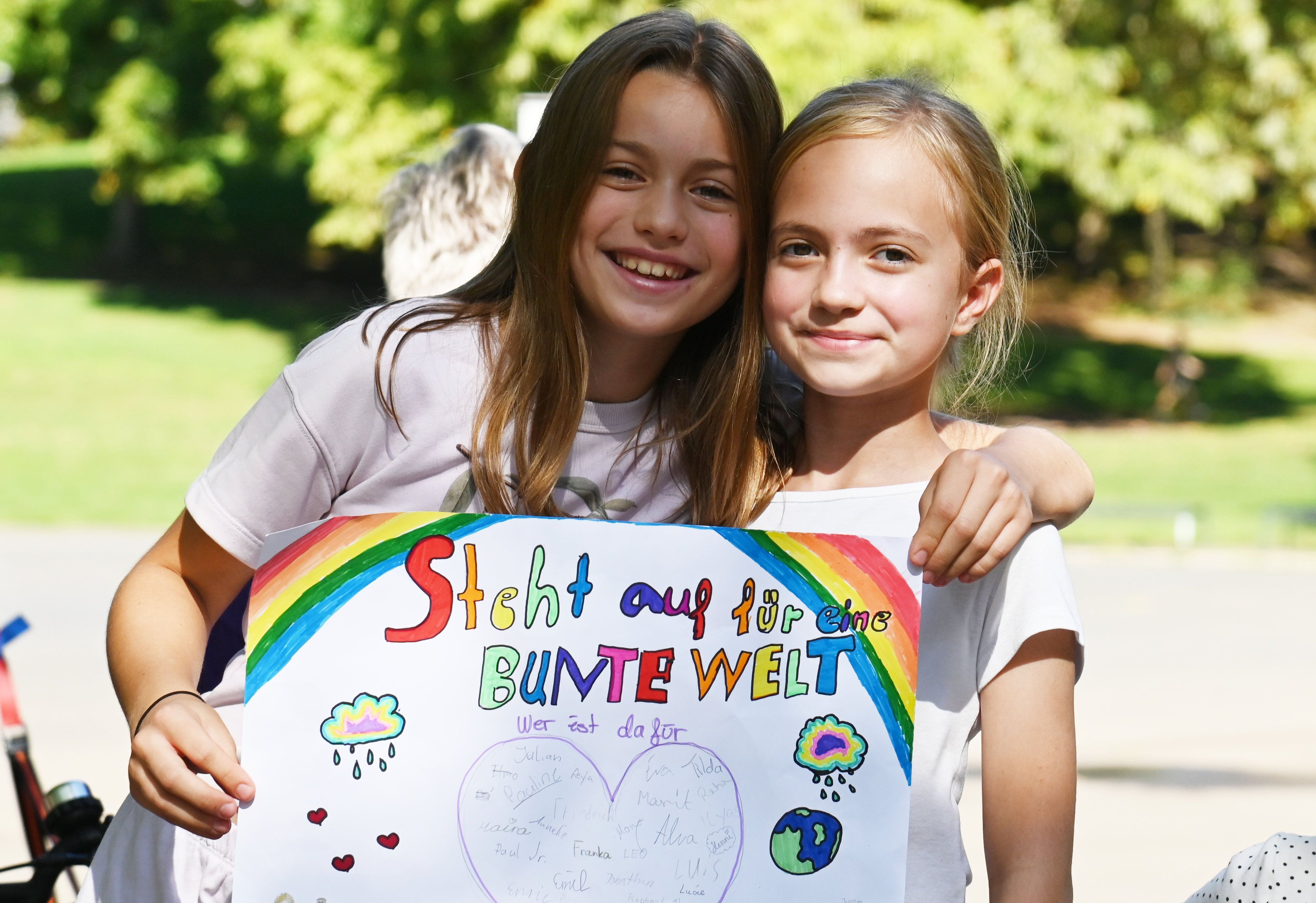 Zwei Schülerinnen des Hansa-Gymnasiums mit ihrem selbstgemachten Plakat