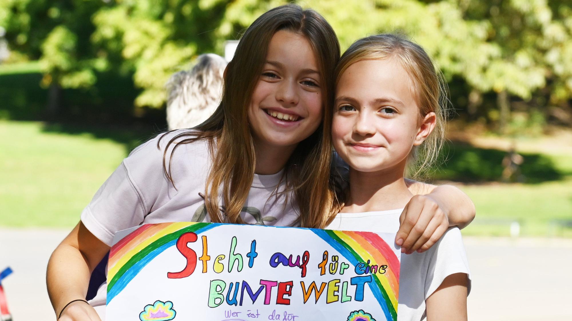 Zwei Schülerinnen des Hansa-Gymnasiums mit ihrem selbstgemachten Plakat