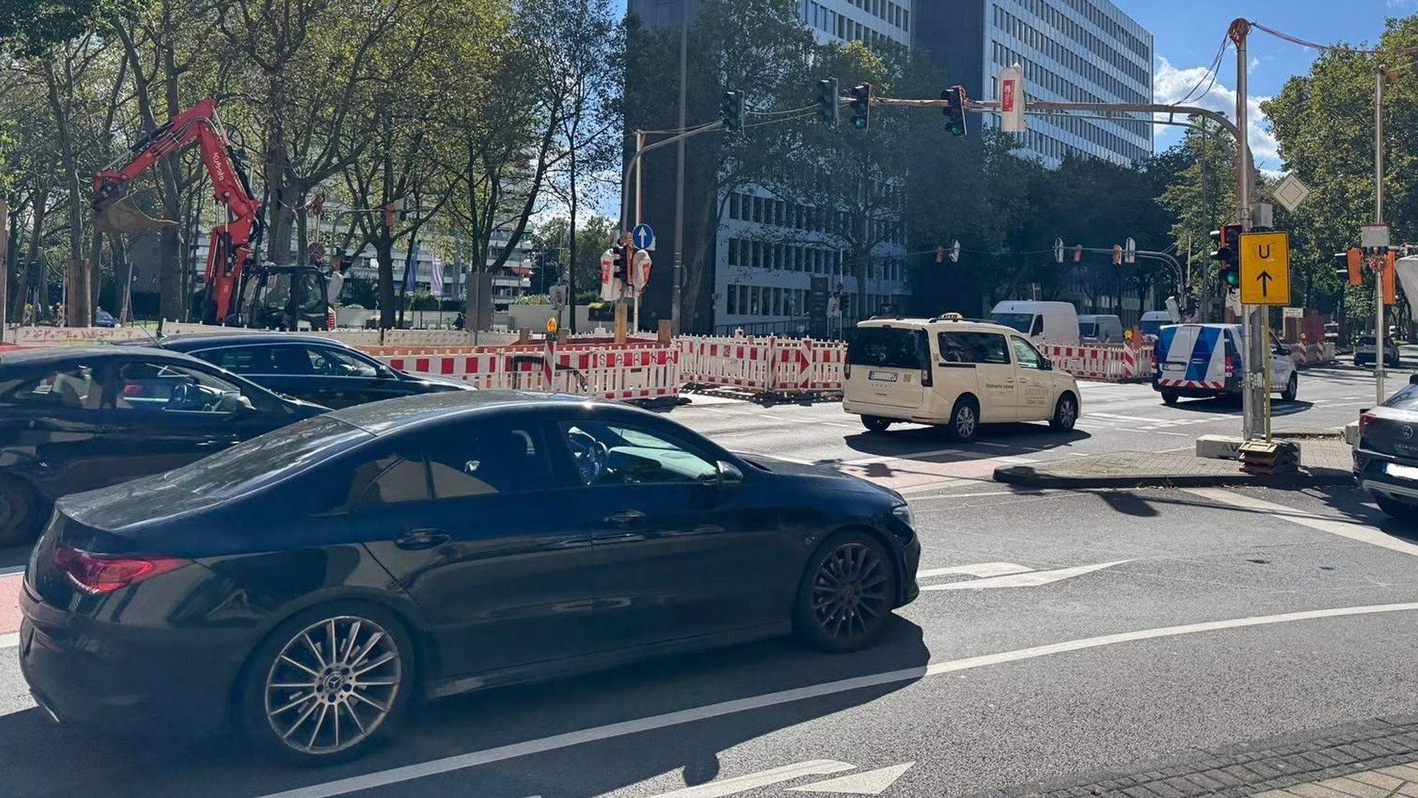 Die Baustelle an der Kreuzung Venloer Straße führt zu ständigen Staus auf der Inneren Kanalstraße in Köln.