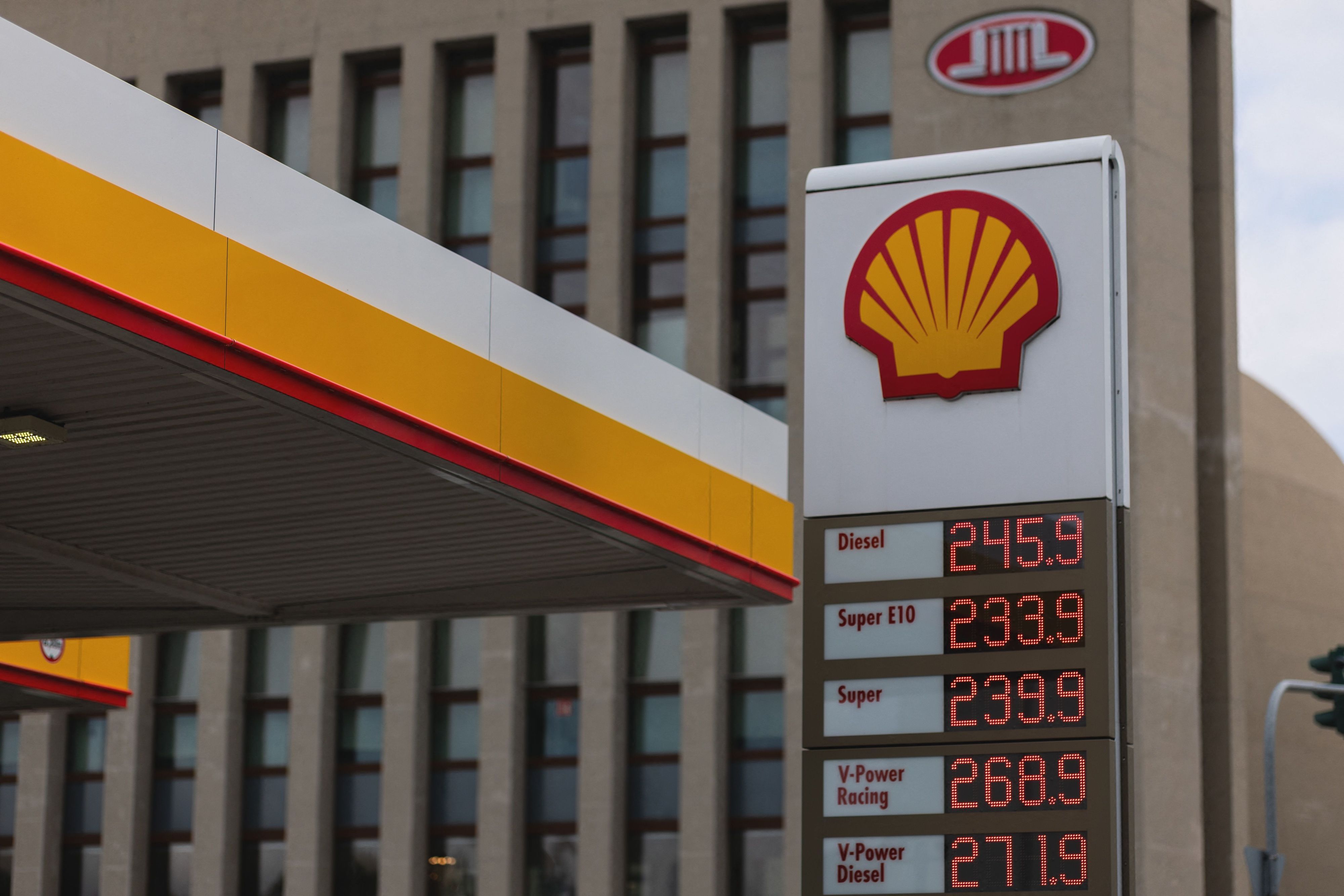 Die Anzeigetafel einer Kölner Tankstelle zeigt die Auswirkungen der steigenden Rohölpreise für den Endverbraucher.