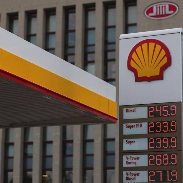 Die Anzeigetafel einer Kölner Tankstelle zeigt die Auswirkungen der steigenden Rohölpreise für den Endverbraucher.