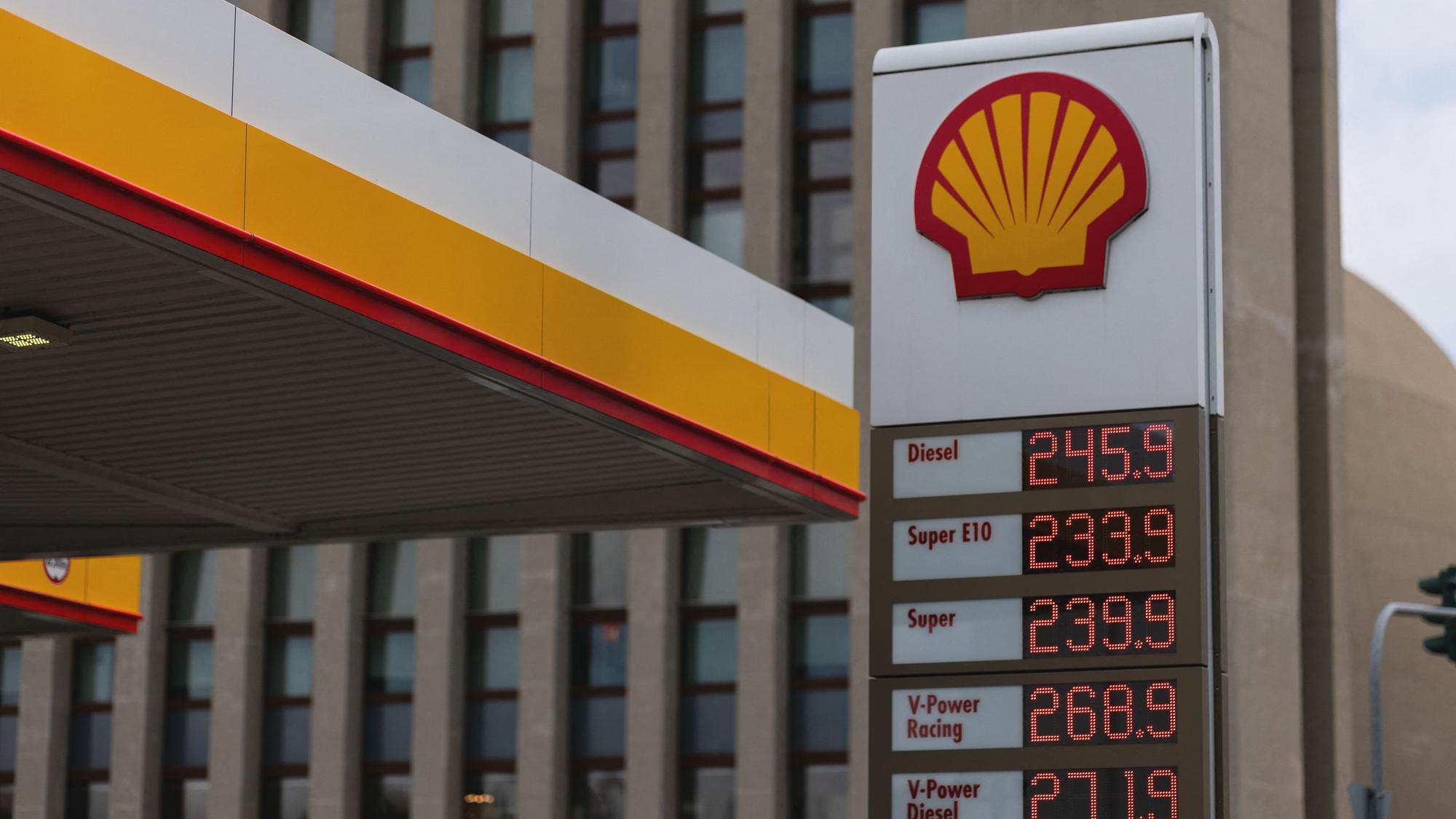 Die Anzeigetafel einer Kölner Tankstelle zeigt die Auswirkungen der steigenden Rohölpreise für den Endverbraucher.
