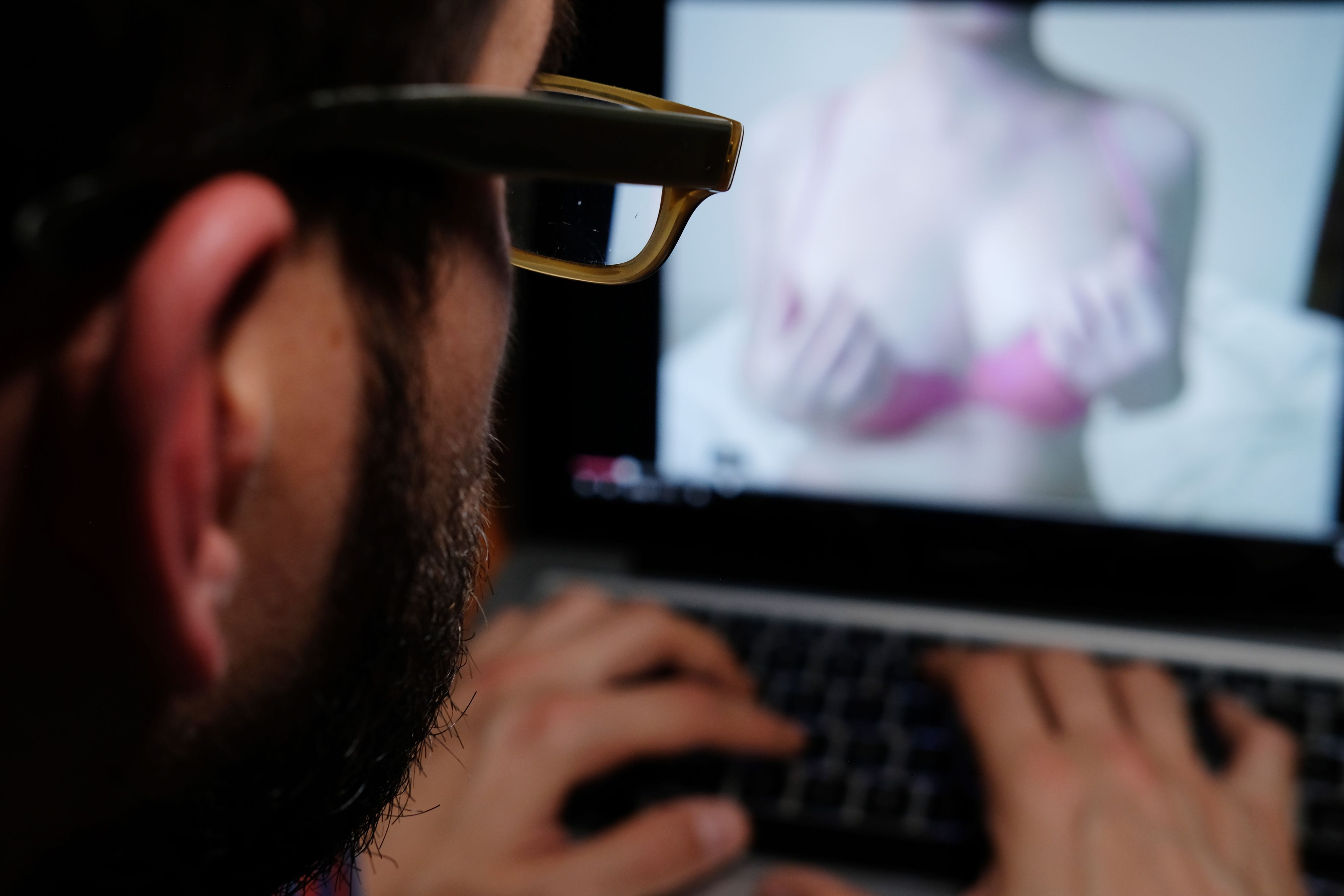 Die laut Staatsanwaltschaft Geschädigten schauten sich Pornofilme im Internet an.
