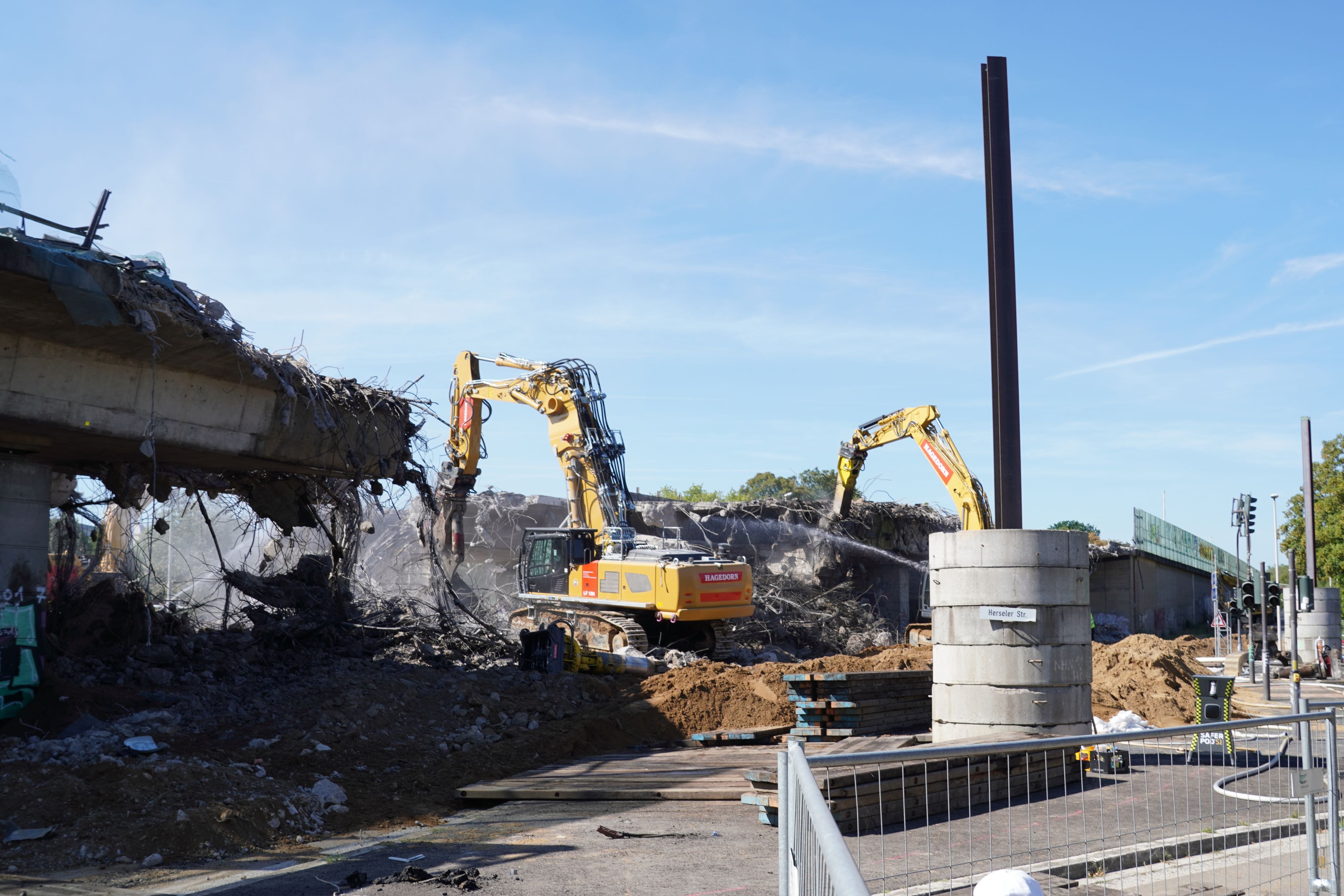 Ein Teil der linksrheinischen Vorlandbrücke ist bereits abgerissen worden. Bis Ende des Jahres soll die Vorlandbrücke komplett abgerissen sein, um mit dem Ersatzneubau beginnen zu können.