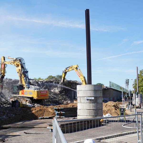 Ein Teil der linksrheinischen Vorlandbrücke ist bereits abgerissen worden. Bis Ende des Jahres soll die Vorlandbrücke komplett abgerissen sein, um mit dem Ersatzneubau beginnen zu können.