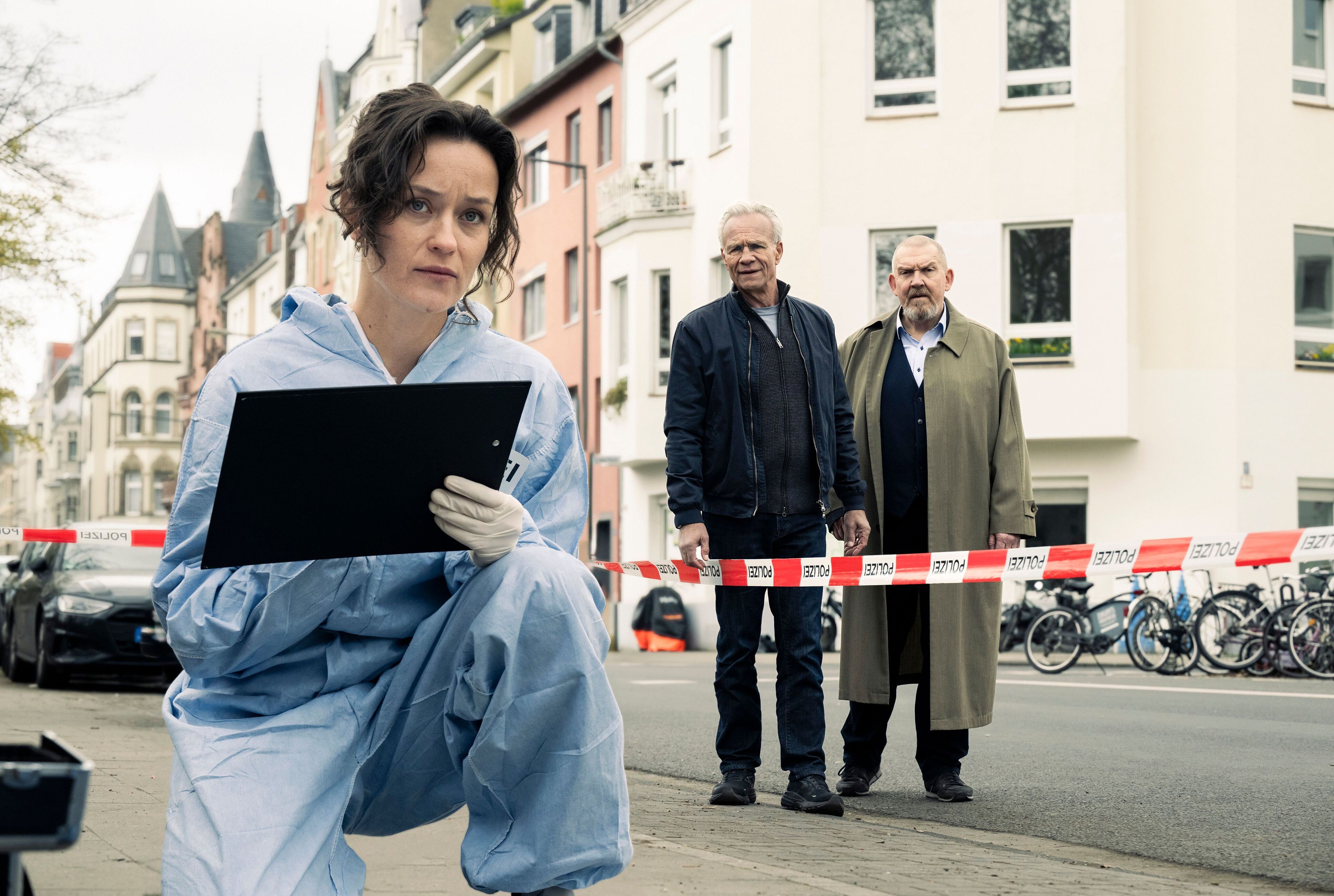 KTU-Chefin Natalie Förster (Tinka Fürst) am Tatort, die Kommissare Max Ballauf (Klaus J. Behrendt, M) und Freddy Schenk (Dietmar Bär, r) übernehmen die Ermittlungen.