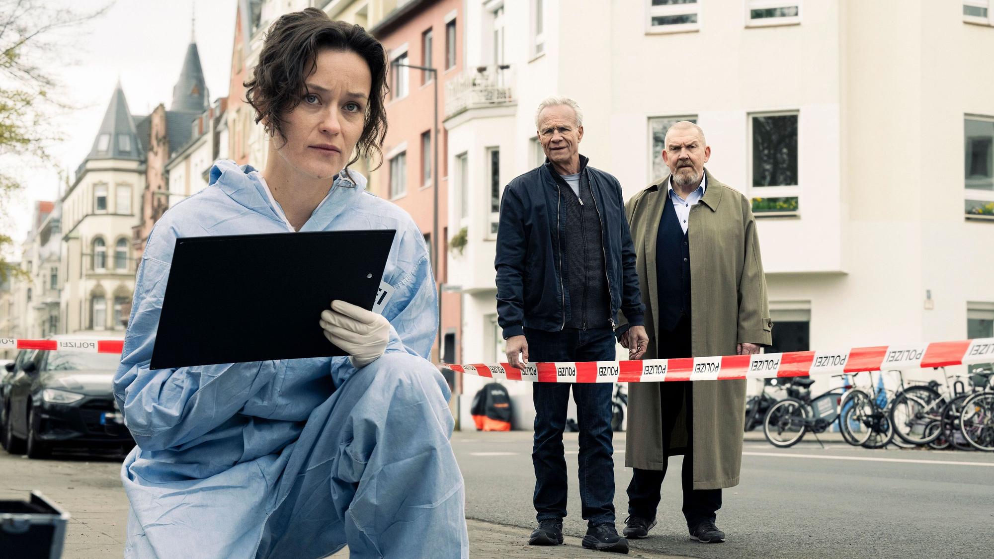 KTU-Chefin Natalie Förster (Tinka Fürst) am Tatort, die Kommissare Max Ballauf (Klaus J. Behrendt, M) und Freddy Schenk (Dietmar Bär, r) übernehmen die Ermittlungen.