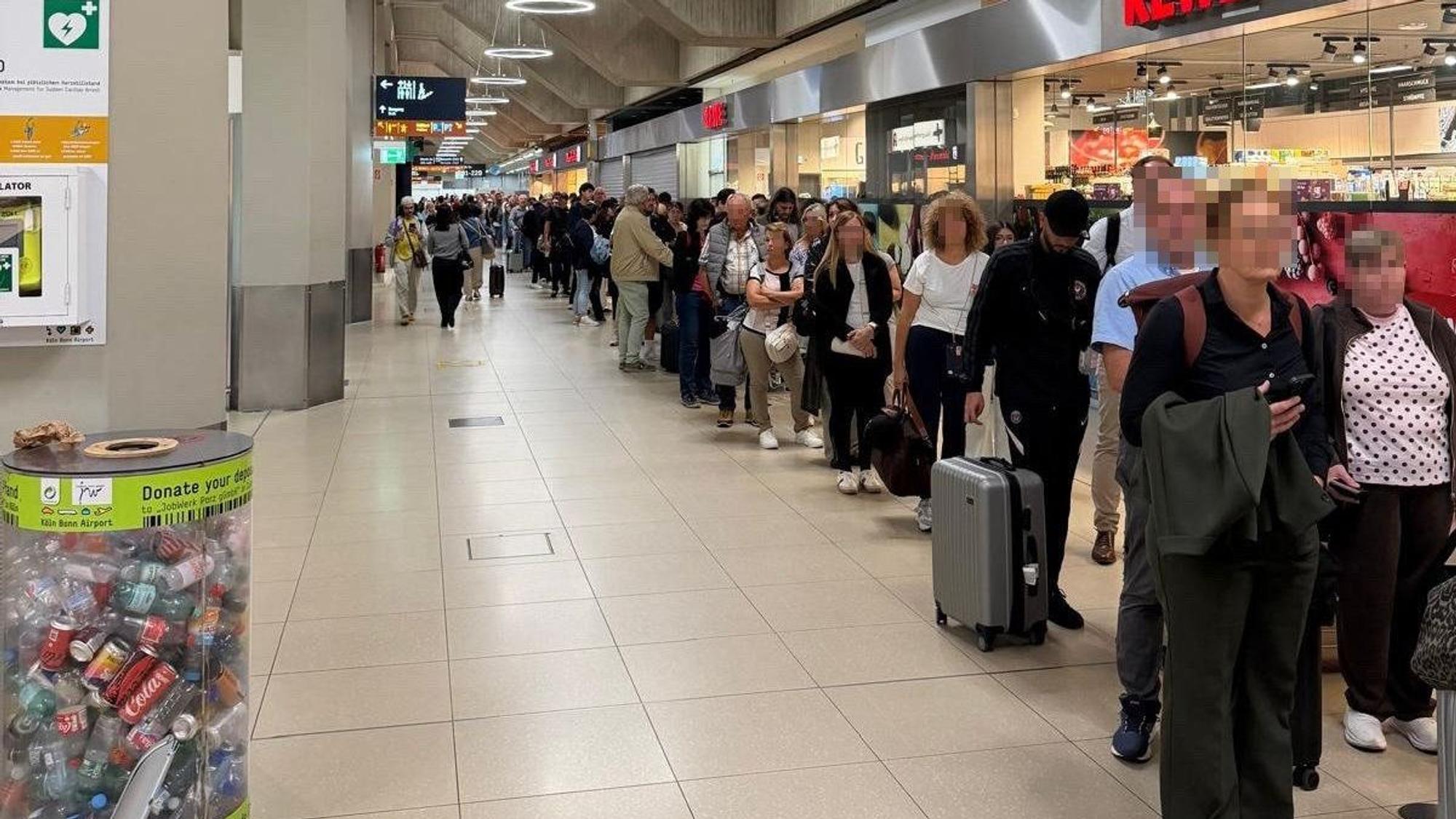Lange Schlange am Dienstagmorgen (15. September) vor der Sicherheitskontrolle am Flughafen Köln/Bonn