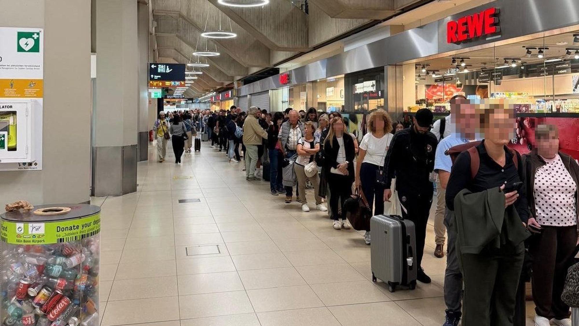 Eine lange Schlange vor der Sicherheitskontrolle am Flughafen Köln/Bonn