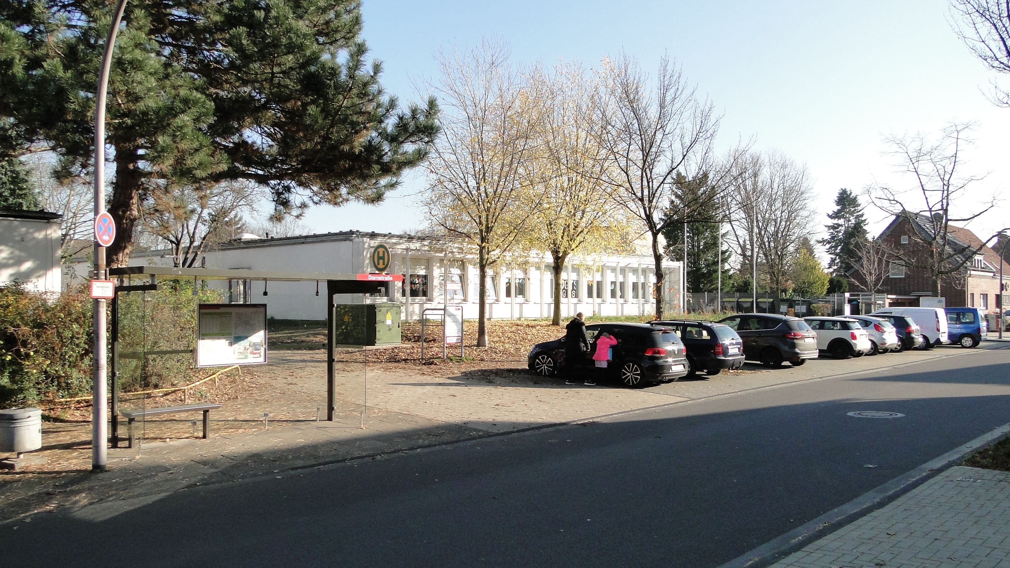 Bushaltestelle vor einer Grundschule in An den Kaulen
