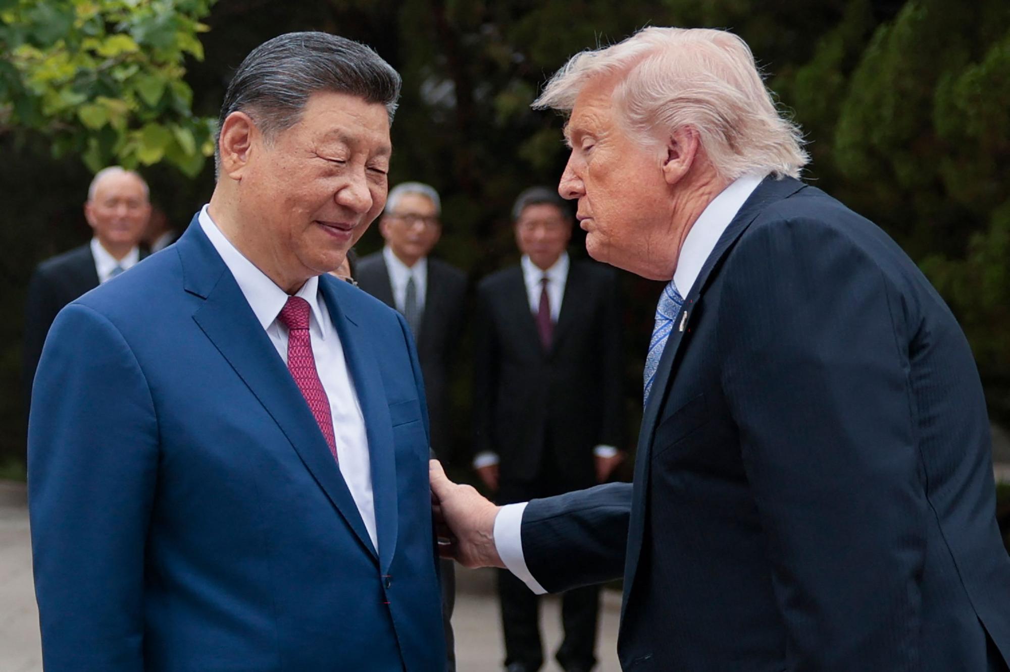 Lassen sie sich auf eine einheitliche KI-Regulierung ein? Chinas Staatschef Xi Junping (l.) und US-Präsident Donald Trump.