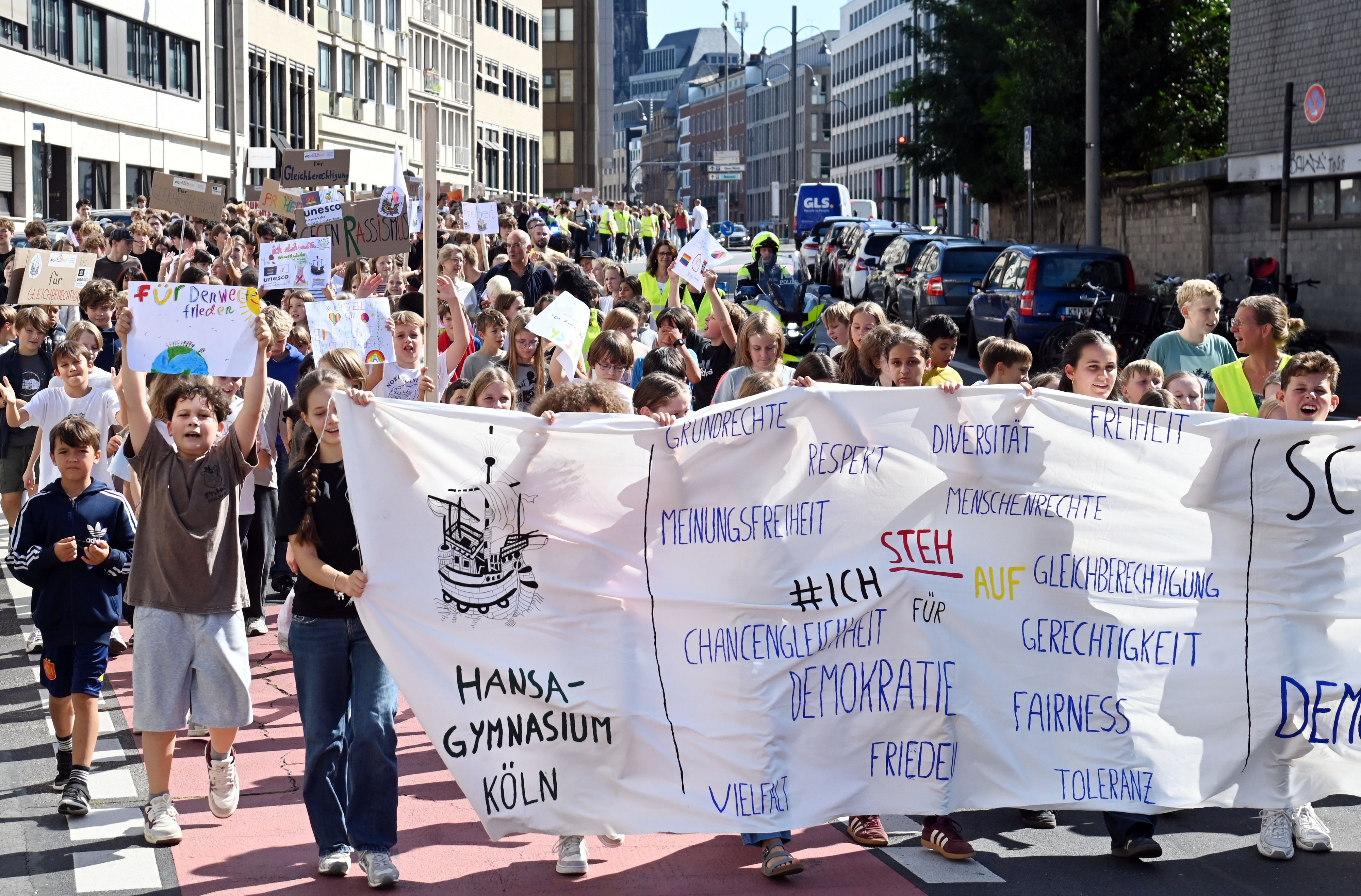 Schülerinnen und Schüler des Hansa-Gymnasiums bei einer Demonstration in der Kölner Innenstadt